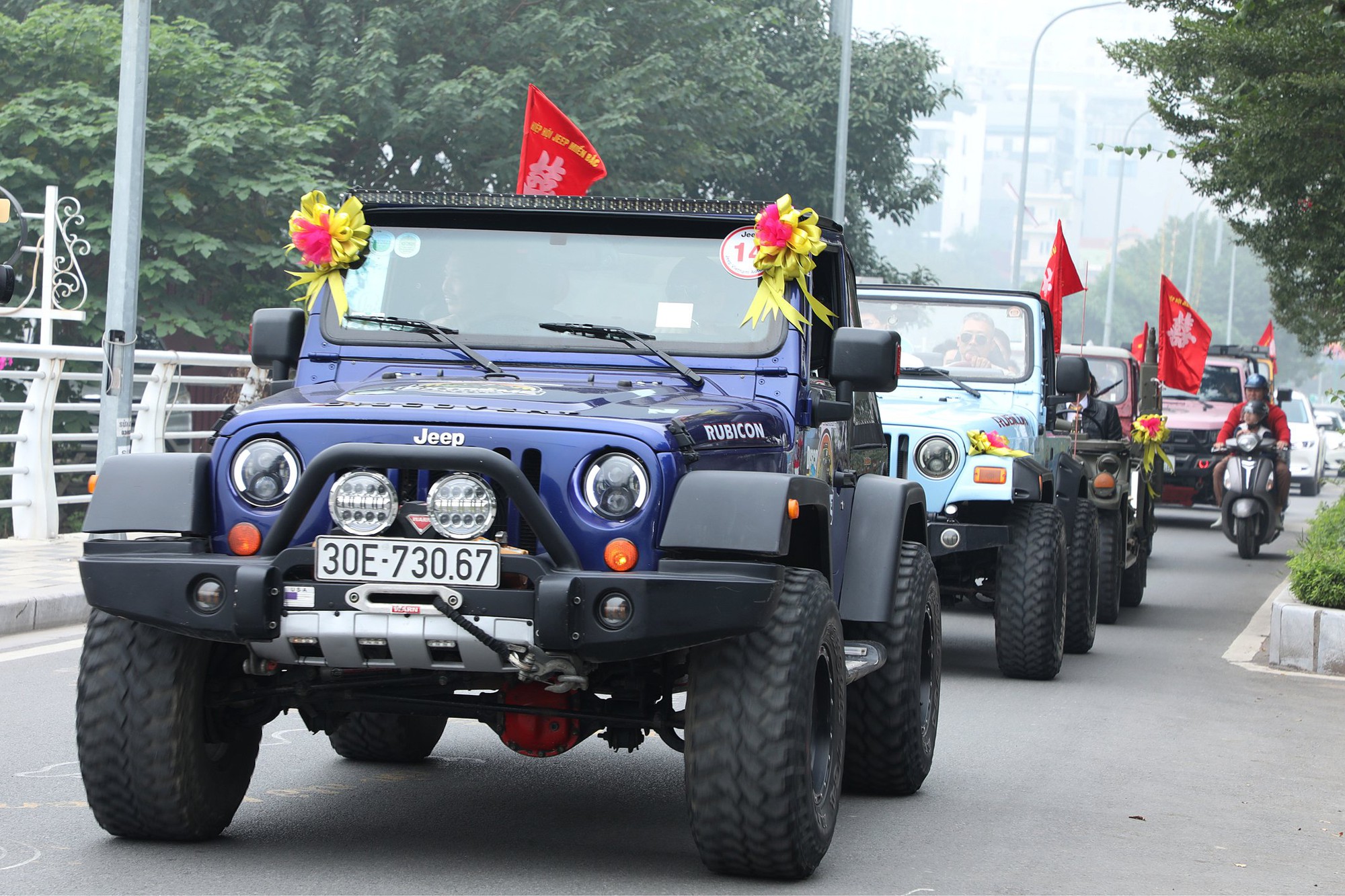 Dàn gần 30 xe Jeep cổ rước dâu tại Hà Nội- Ảnh 6.