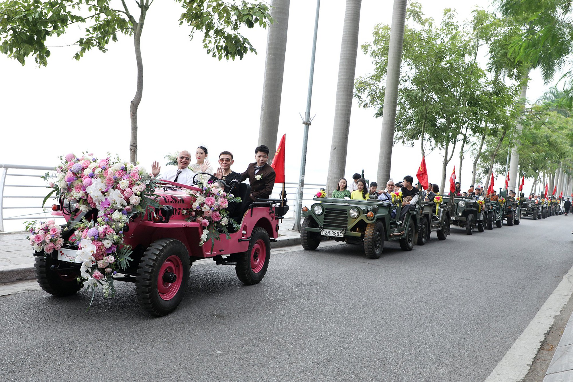 Dàn gần 30 xe Jeep cổ rước dâu tại Hà Nội- Ảnh 11.