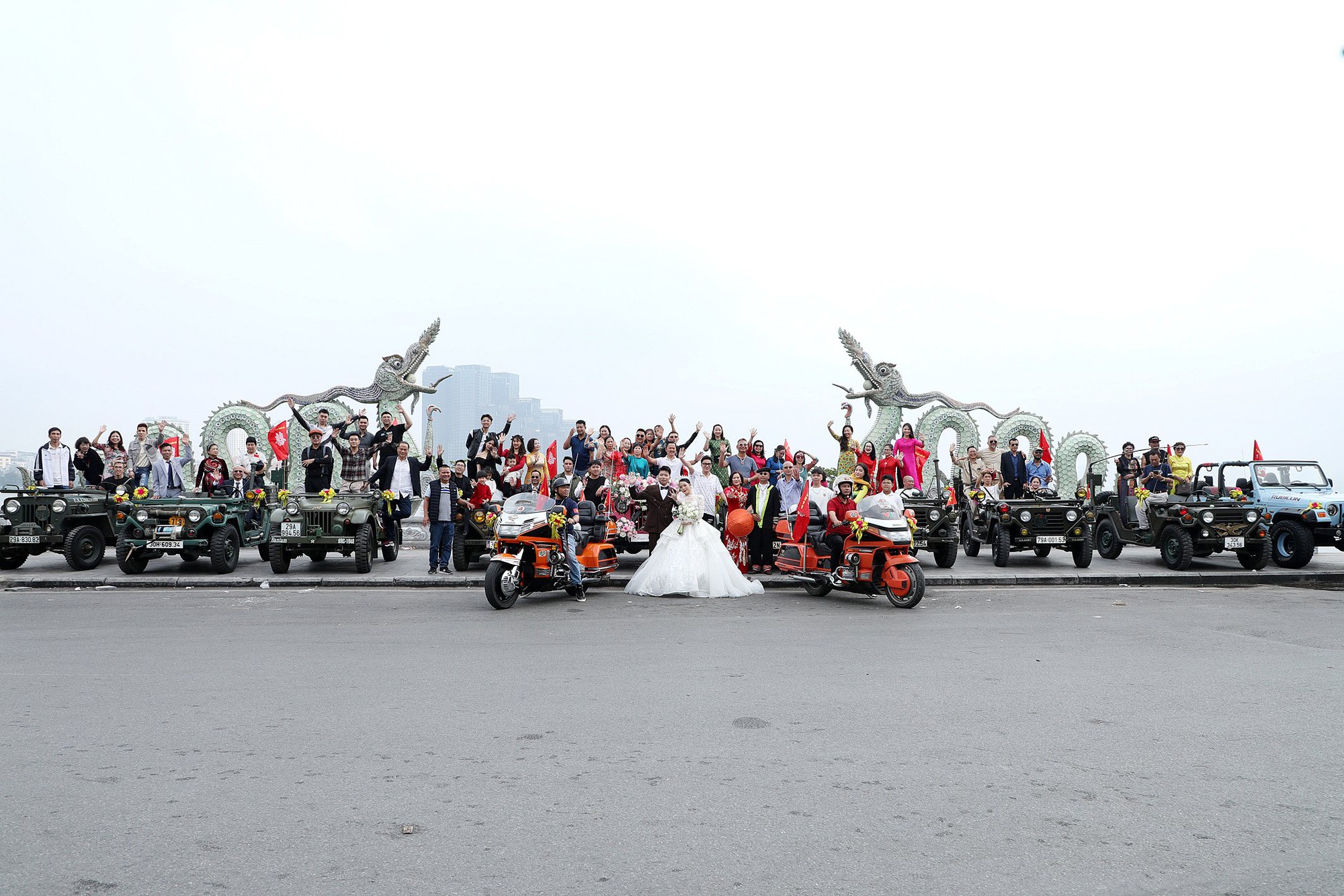 Dàn gần 30 xe Jeep cổ rước dâu tại Hà Nội- Ảnh 13.