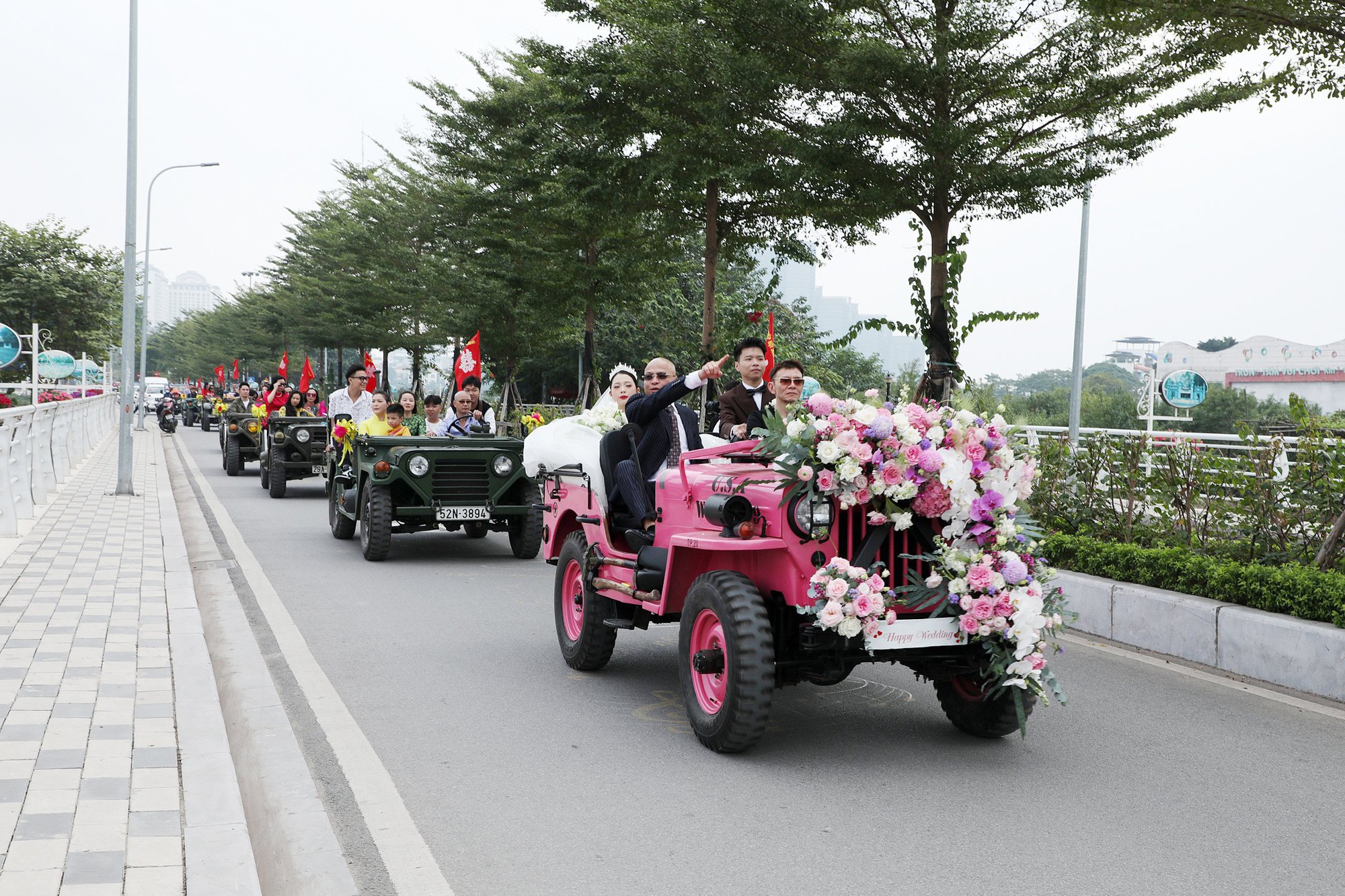 Dàn gần 30 xe Jeep cổ rước dâu tại Hà Nội- Ảnh 7.