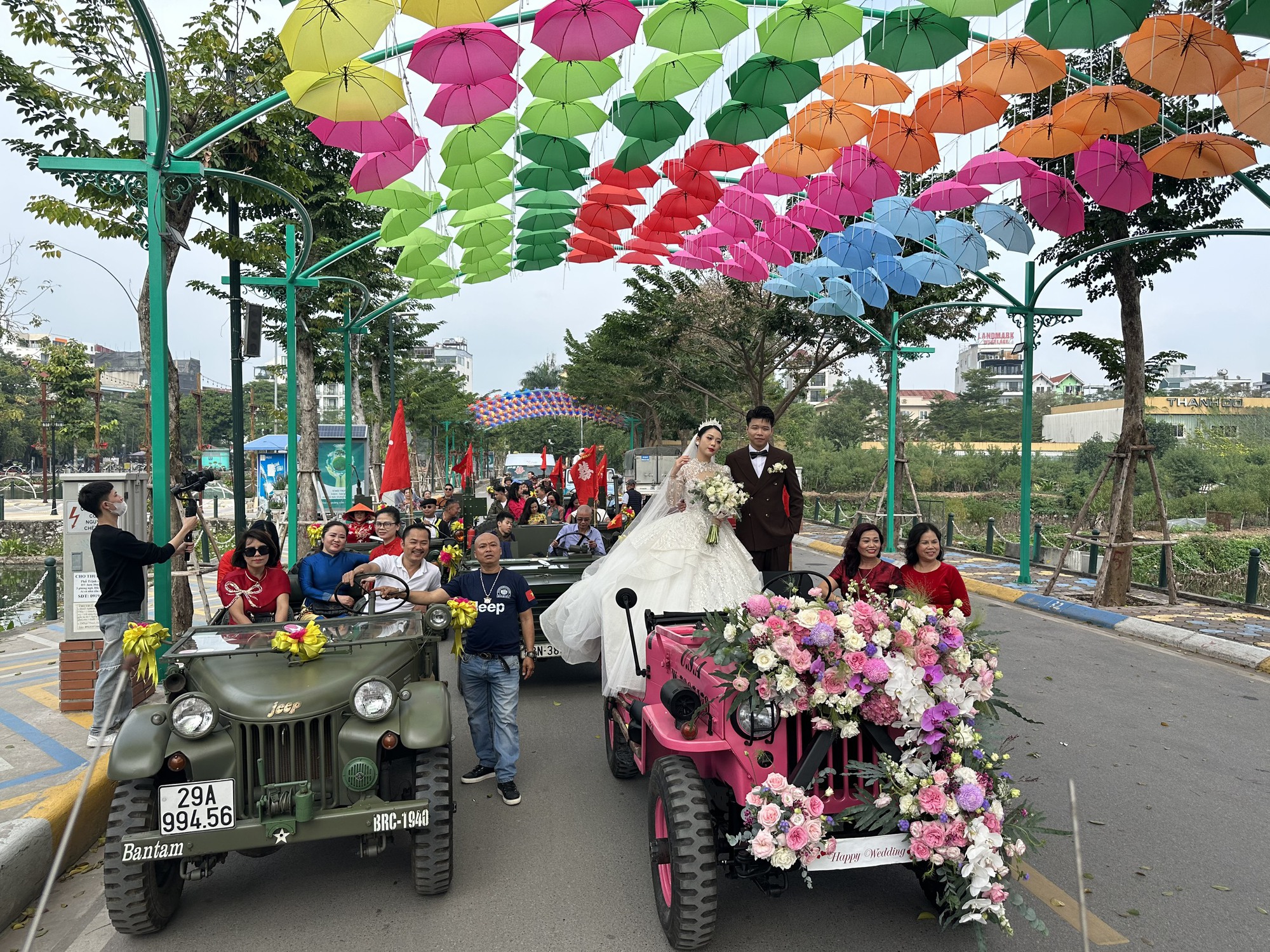 Dàn gần 30 xe Jeep cổ rước dâu tại Hà Nội- Ảnh 12.