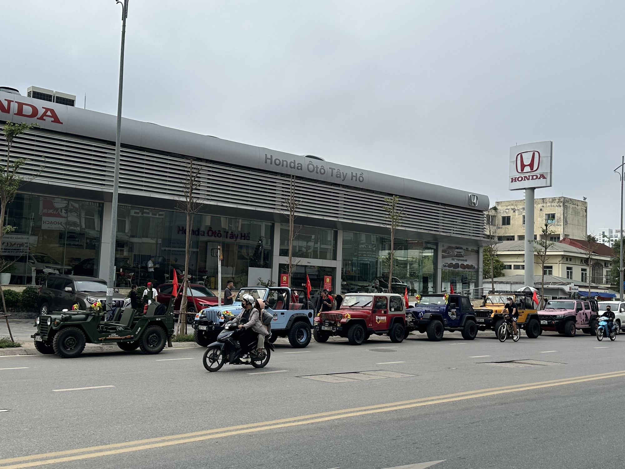 Dàn gần 30 xe Jeep cổ rước dâu tại Hà Nội- Ảnh 8.