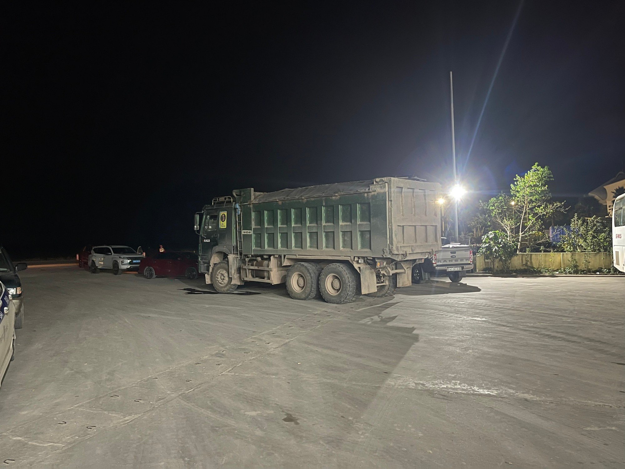 Video lực lượng Cục CSGT bắt hàng loạt xe tải cơi nới thành thùng chở quá tải "khủng"- Ảnh 3.