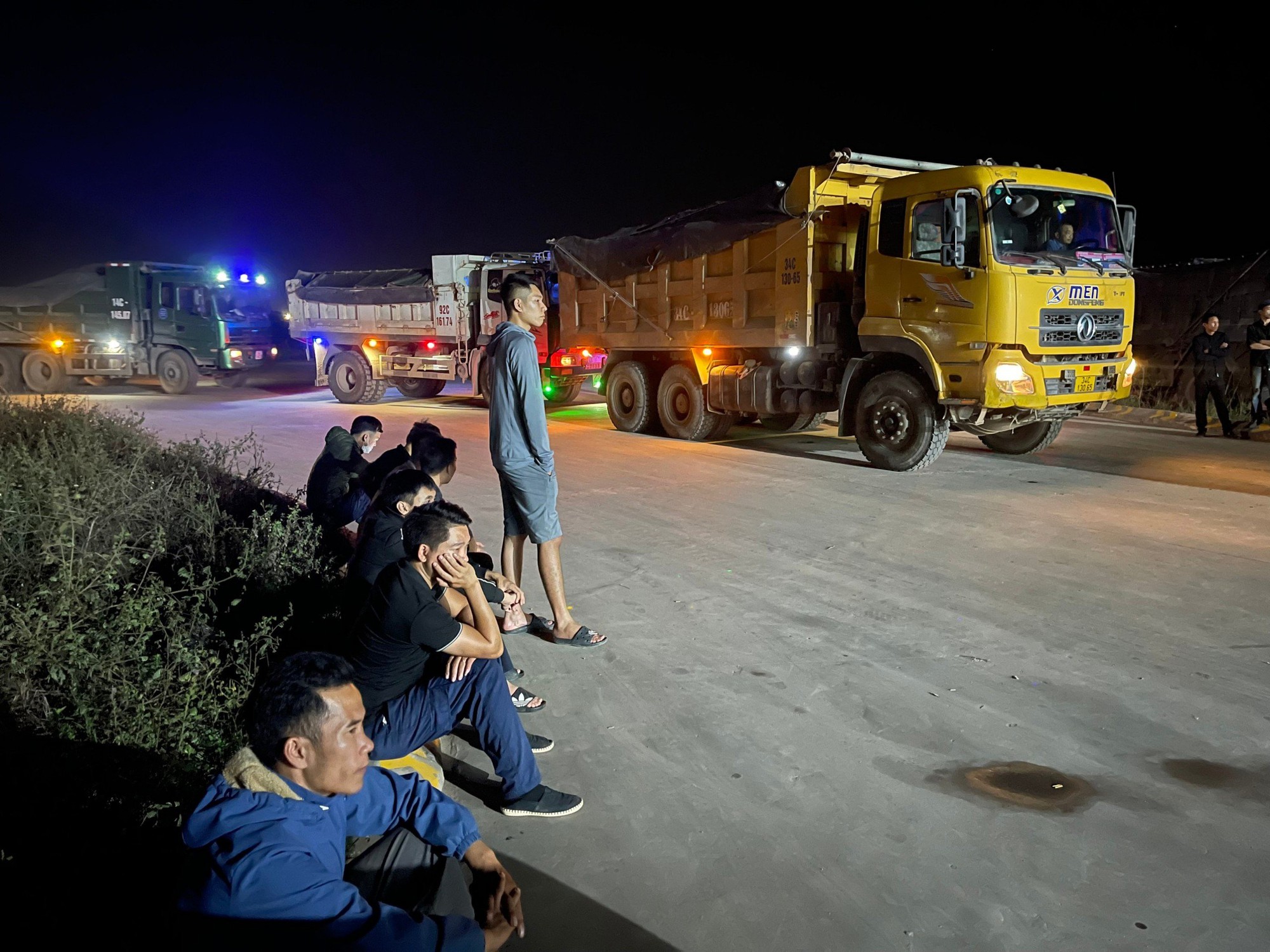 Video lực lượng Cục CSGT bắt hàng loạt xe tải cơi nới thành thùng chở quá tải "khủng"- Ảnh 1.