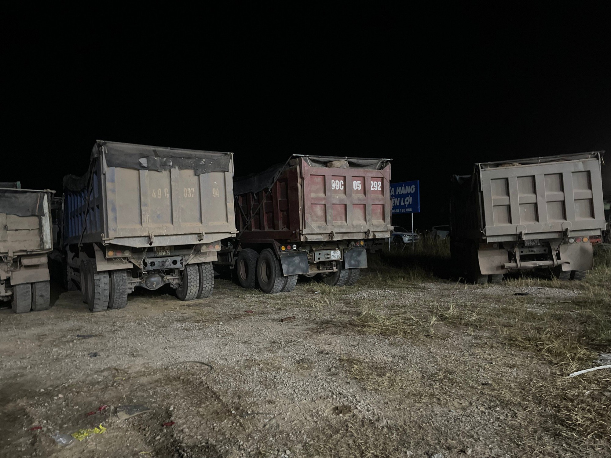 Video lực lượng Cục CSGT bắt hàng loạt xe tải cơi nới thành thùng chở quá tải "khủng"- Ảnh 2.