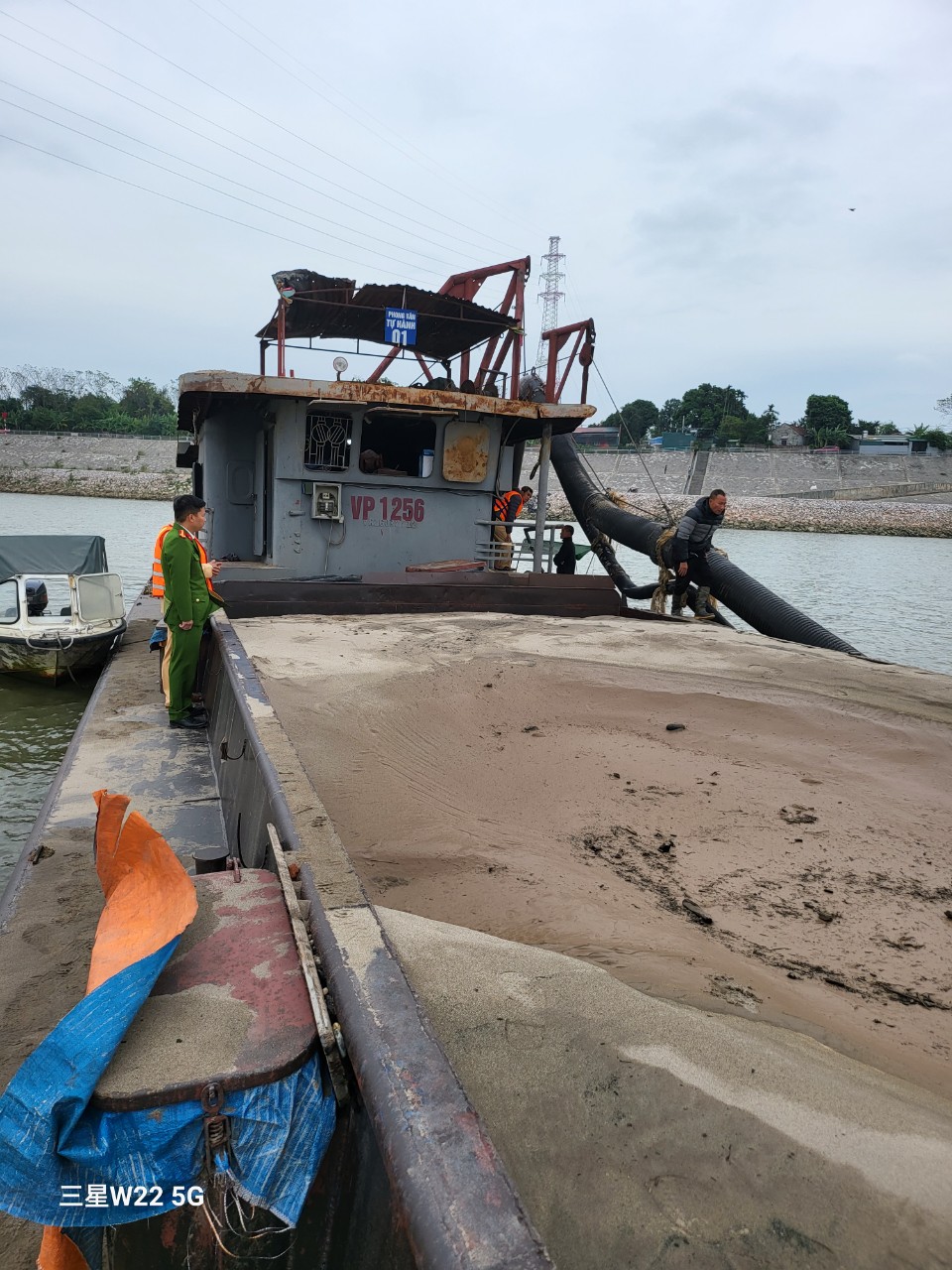 Cục CSGT bắt quả tang tàu bơm hút cát trái phép, thu giữ hơn 100 khối cát- Ảnh 3.