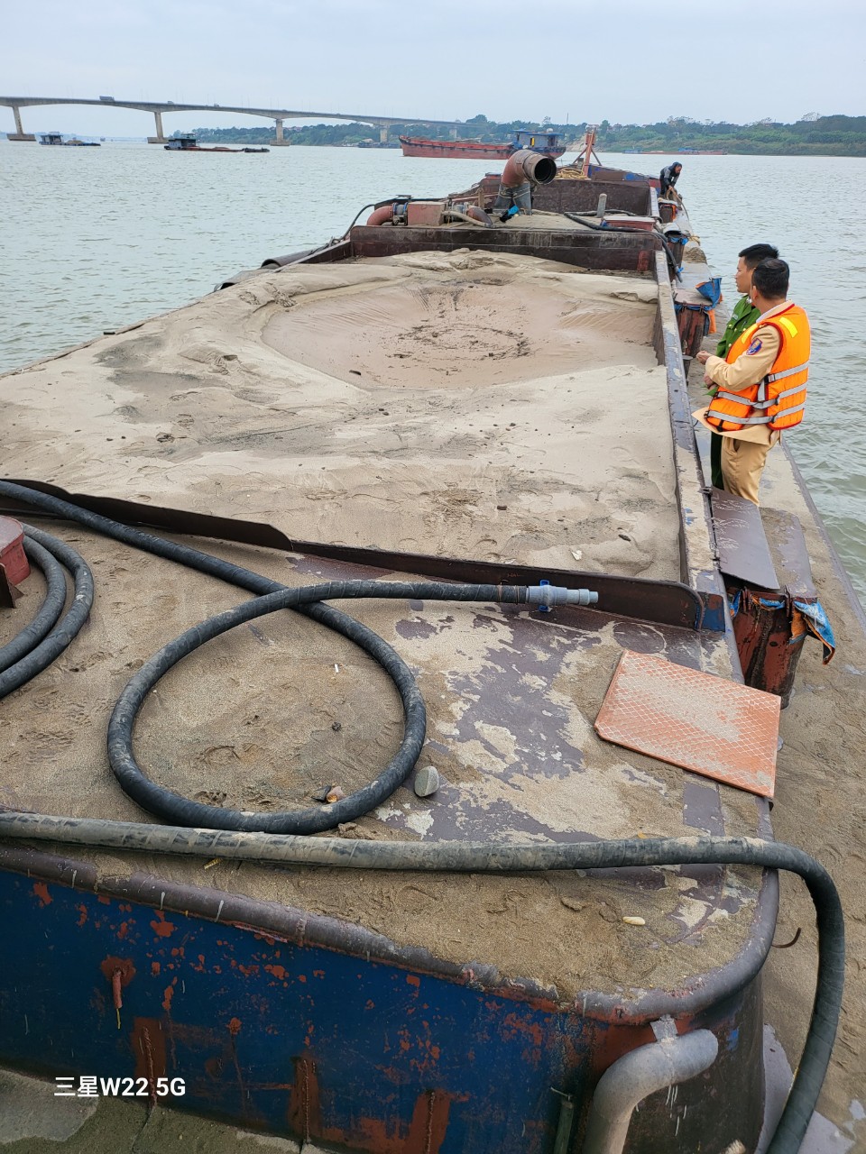 Cục CSGT bắt quả tang tàu bơm hút cát trái phép, thu giữ hơn 100 khối cát- Ảnh 1.