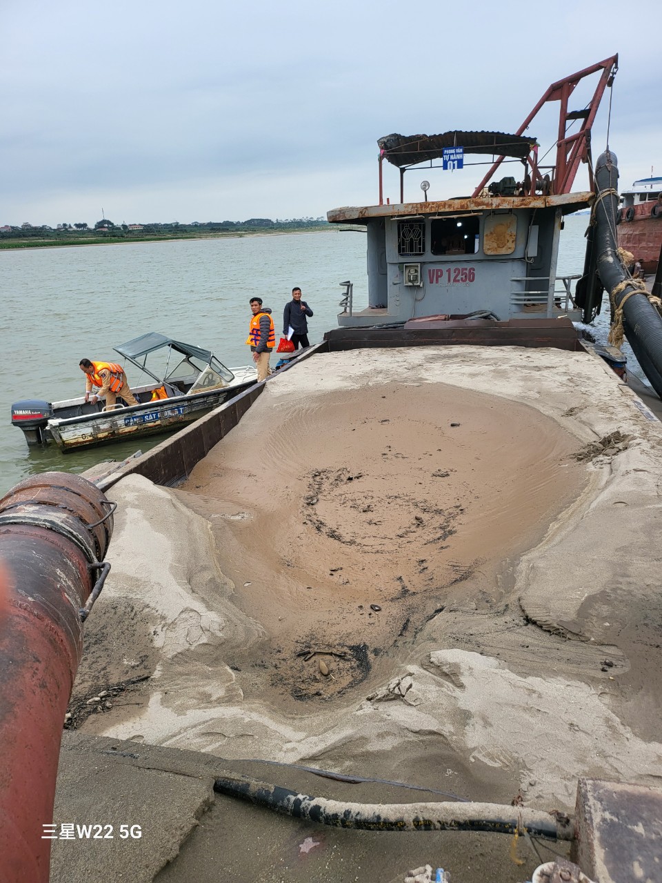 Cục CSGT bắt quả tang tàu bơm hút cát trái phép, thu giữ hơn 100 khối cát- Ảnh 2.