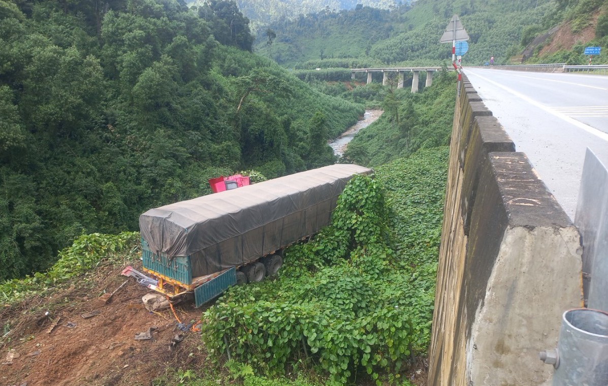 Hình ảnh hiện trường xe đầu kéo lao xuống taluy âm đường La Sơn-Hòa Liên, 2 người bị thương- Ảnh 2.