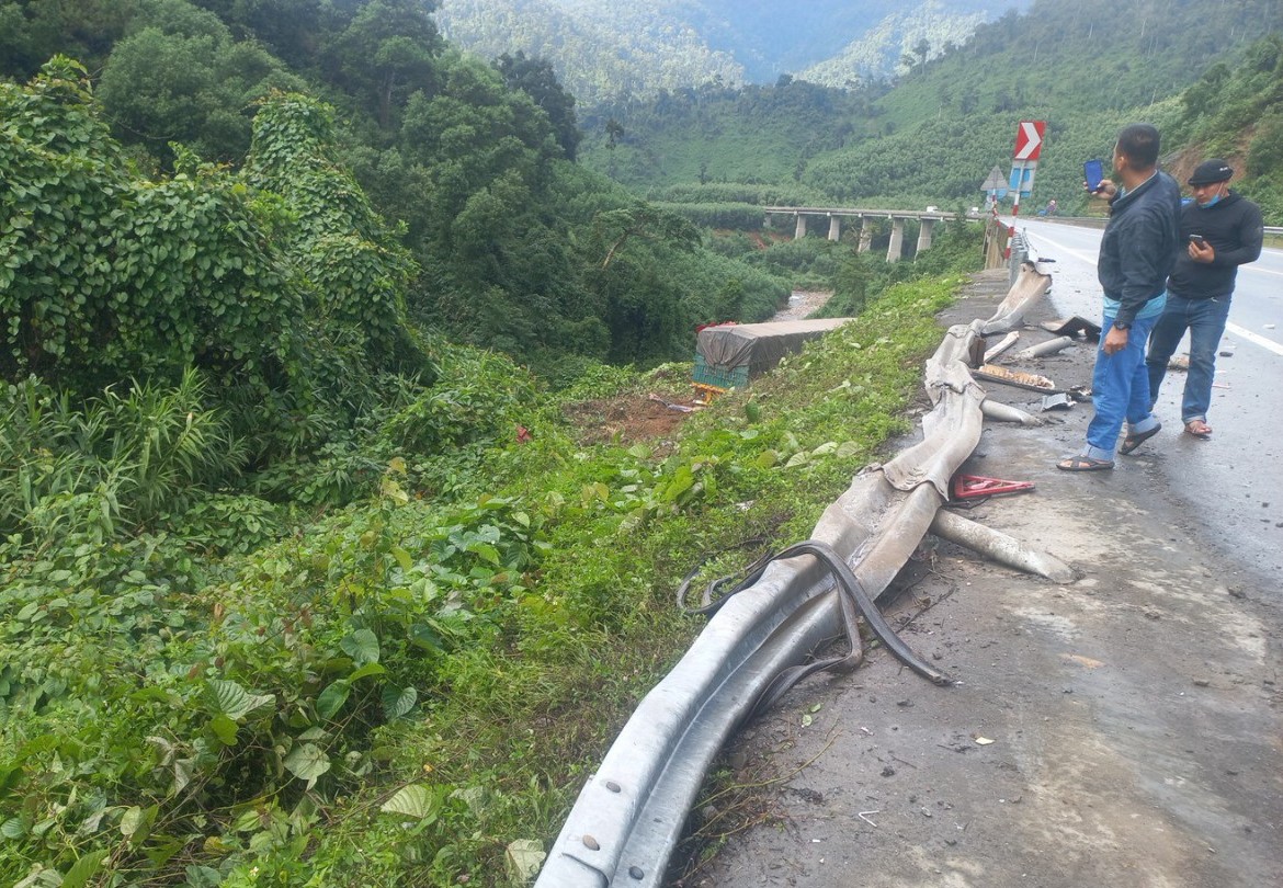 Hình ảnh hiện trường xe đầu kéo lao xuống taluy âm đường La Sơn-Hòa Liên, 2 người bị thương- Ảnh 3.