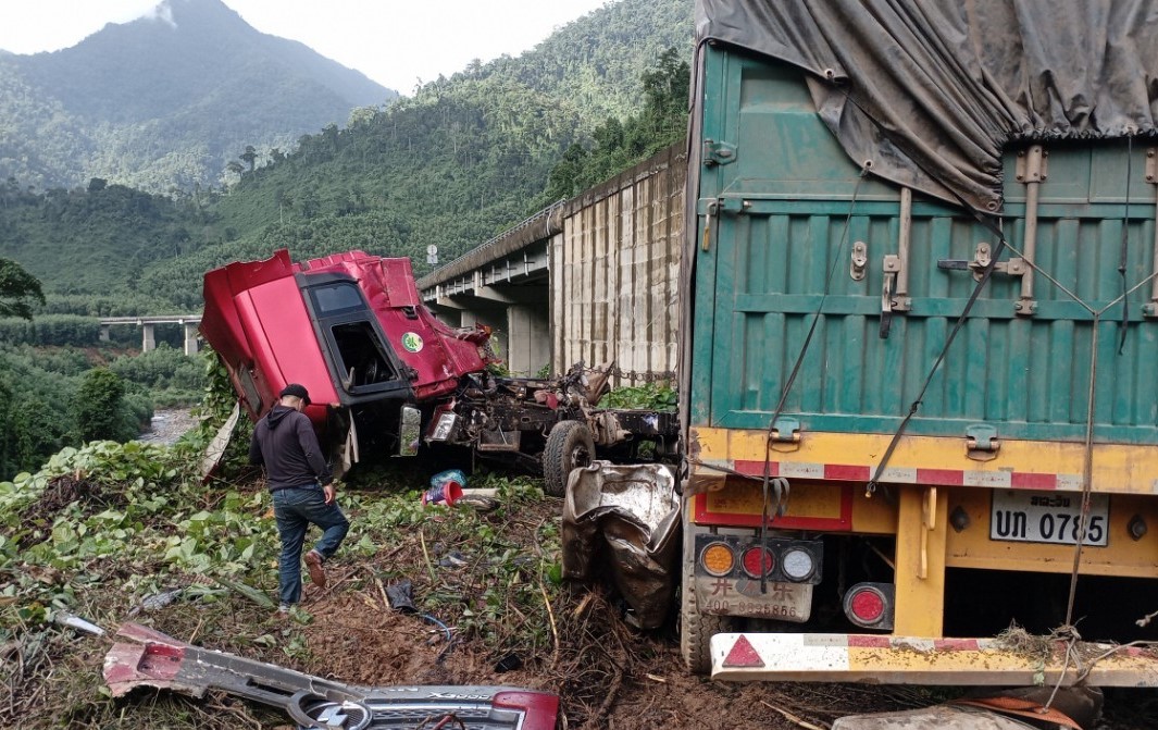 Hình ảnh hiện trường xe đầu kéo lao xuống taluy âm đường La Sơn-Hòa Liên, 2 người bị thương- Ảnh 1.