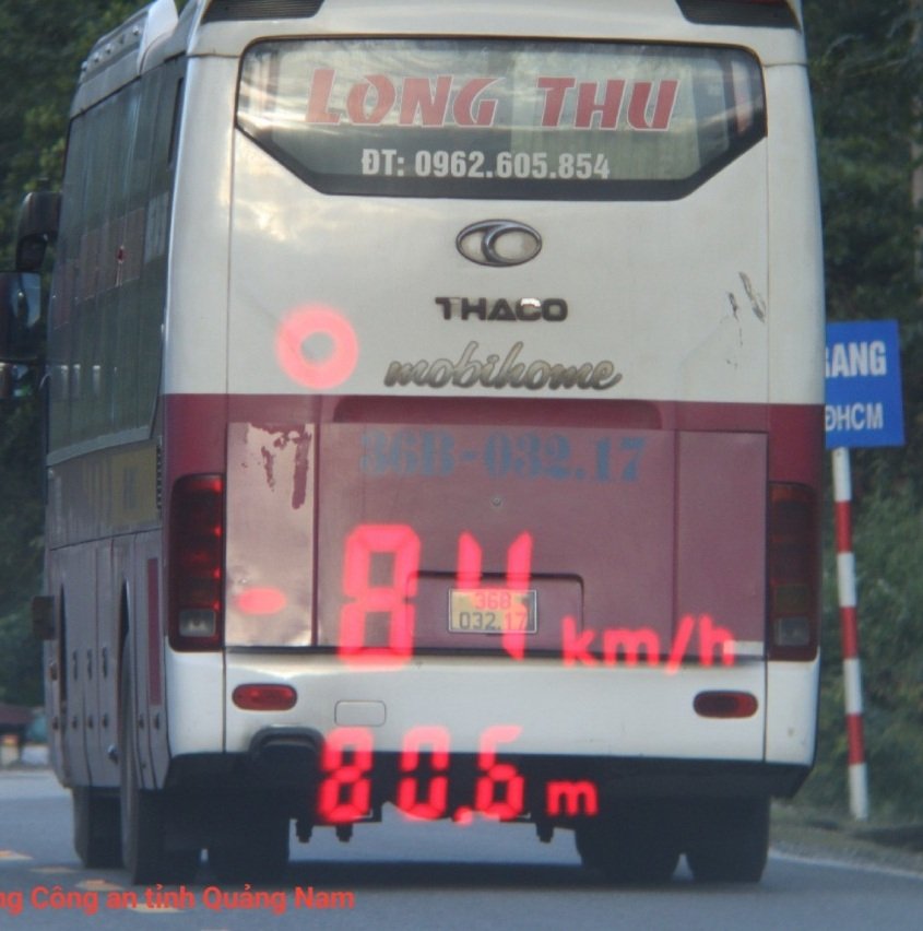Xử phạt tài xế vi phạm tốc độ, không có GPLX, CSGT Quảng Nam bất ngờ có hành động "đốn tim" hành khách- Ảnh 1.