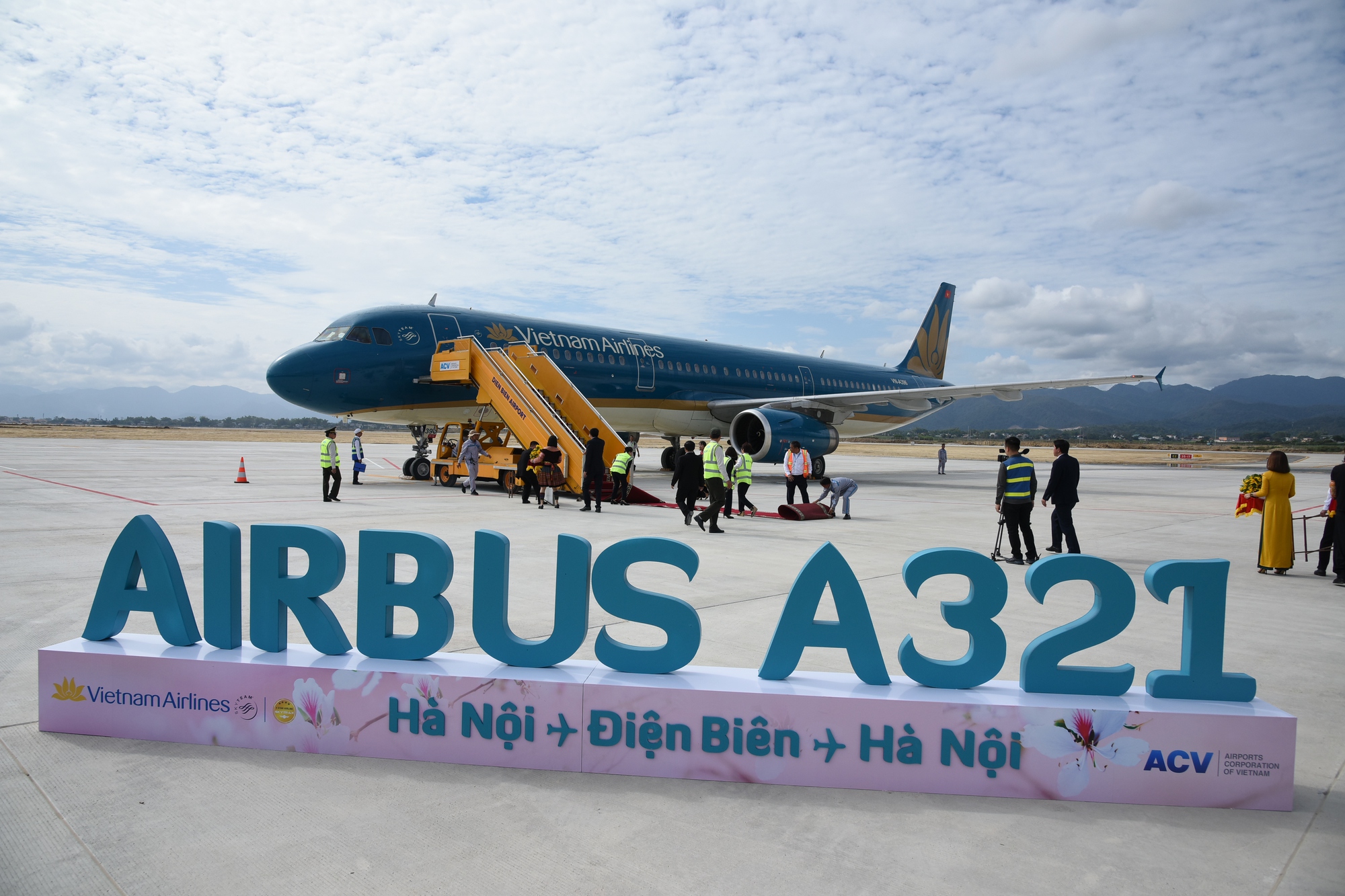 Bộ trưởng Nguyễn Văn Thắng và những hành khách đầu tiên “xông đất” sân bay Điện Biên mới- Ảnh 2.