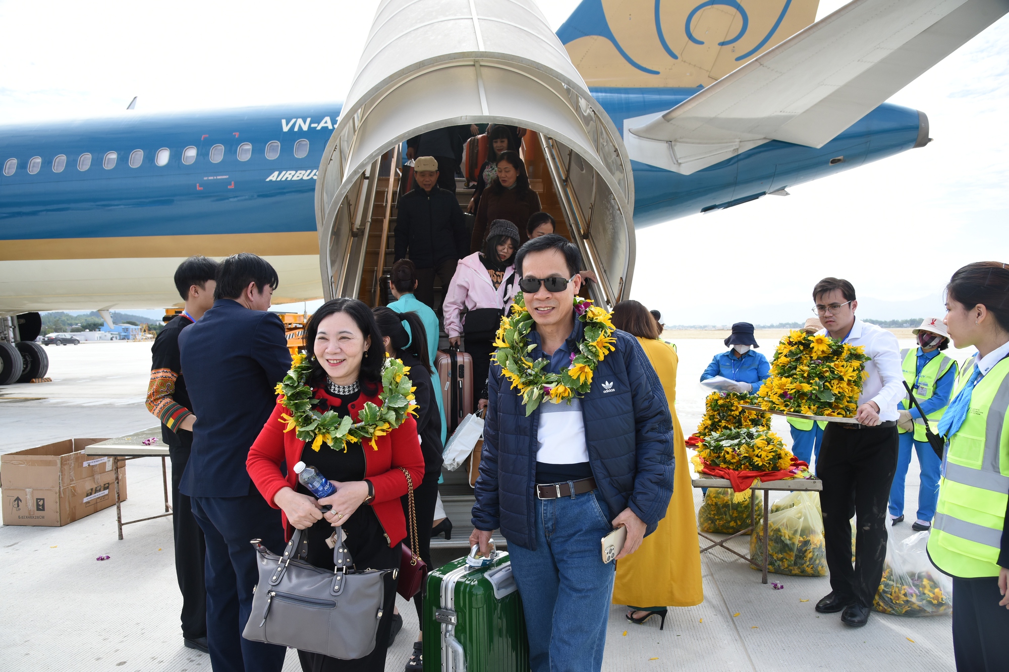 Bộ trưởng Nguyễn Văn Thắng và những hành khách đầu tiên “xông đất” sân bay Điện Biên mới- Ảnh 4.