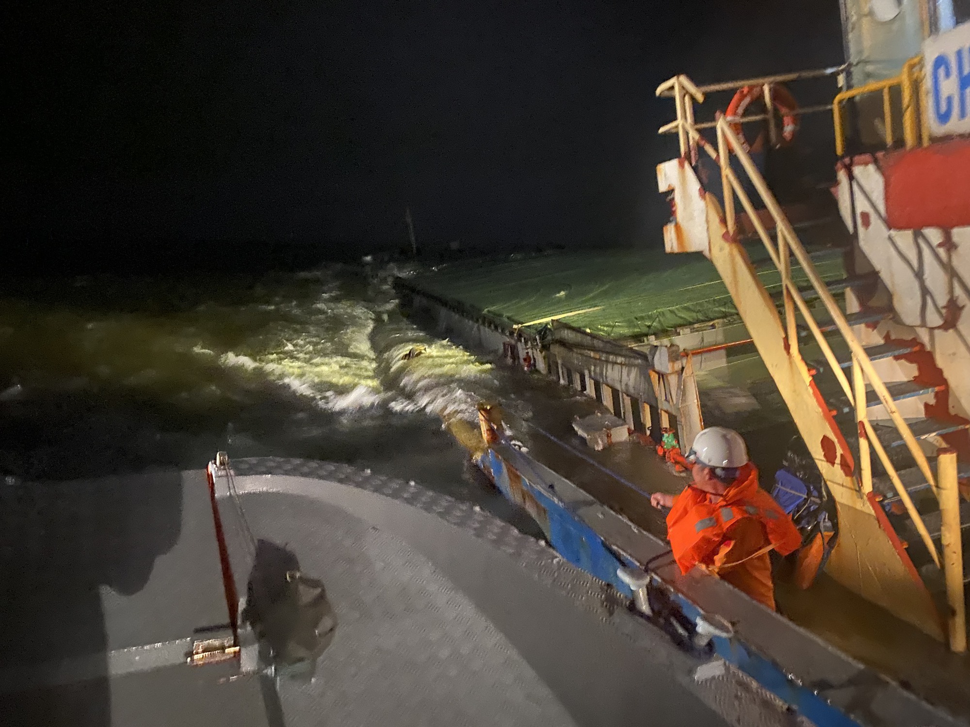 Video hiện trường cứu 9 thuyền viên tàu chở 3.400 tấn đá nguy cơ lật trên biển Đà Nẵng- Ảnh 2.