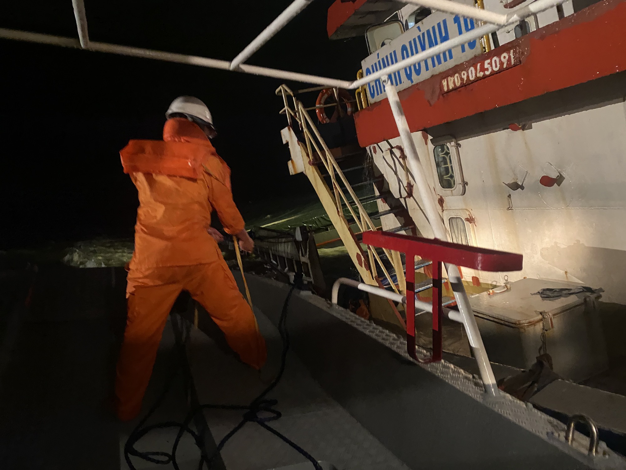 Video hiện trường cứu 9 thuyền viên tàu chở 3.400 tấn đá nguy cơ lật trên biển Đà Nẵng- Ảnh 1.