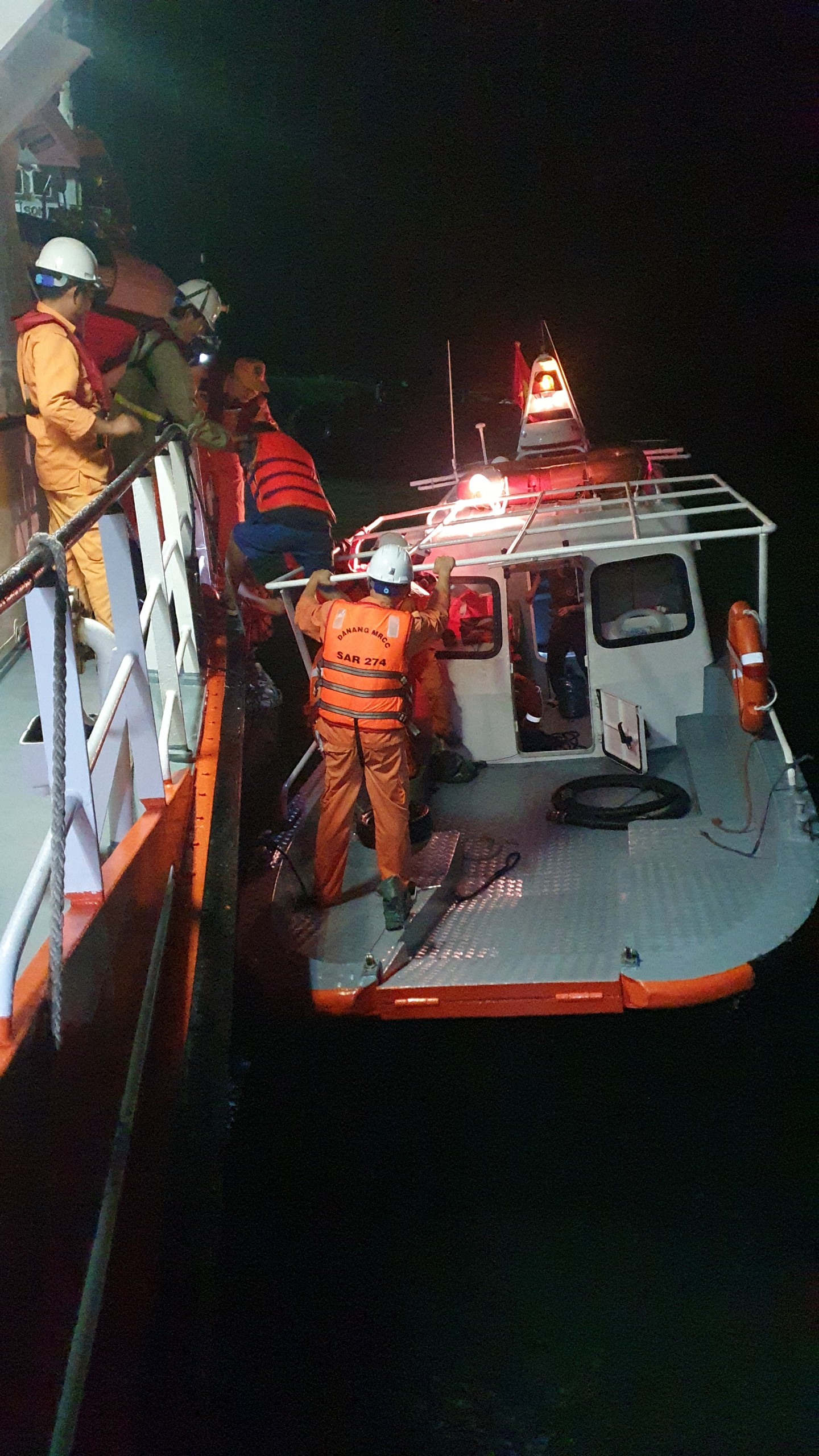 Video hiện trường cứu 9 thuyền viên tàu chở 3.400 tấn đá nguy cơ lật trên biển Đà Nẵng- Ảnh 3.