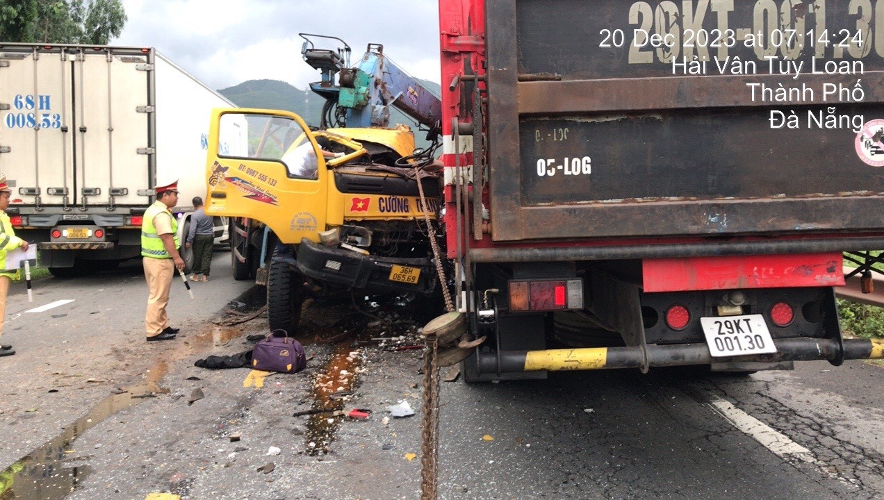 Hai ôtô tải đối đầu trên đường Nam Hải Vân - Túy Loan, 2 người bị thương nặng- Ảnh 7.