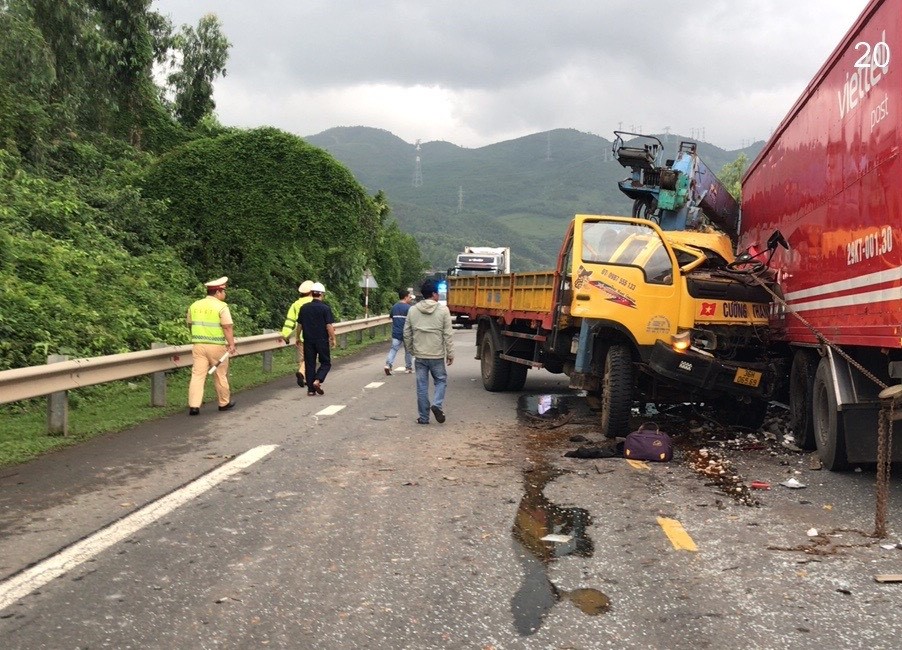 Hai ôtô tải đối đầu trên đường Nam Hải Vân - Túy Loan, 2 người bị thương nặng- Ảnh 4.