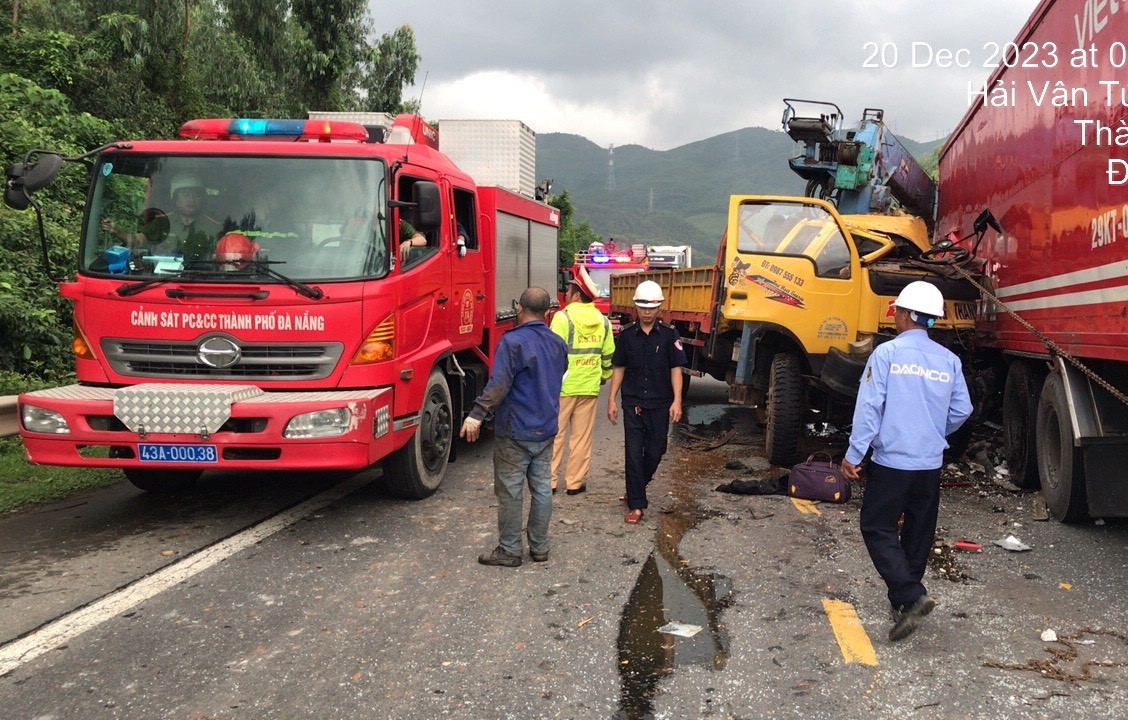 Hai ôtô tải đối đầu trên đường Nam Hải Vân - Túy Loan, 2 người bị thương nặng- Ảnh 8.