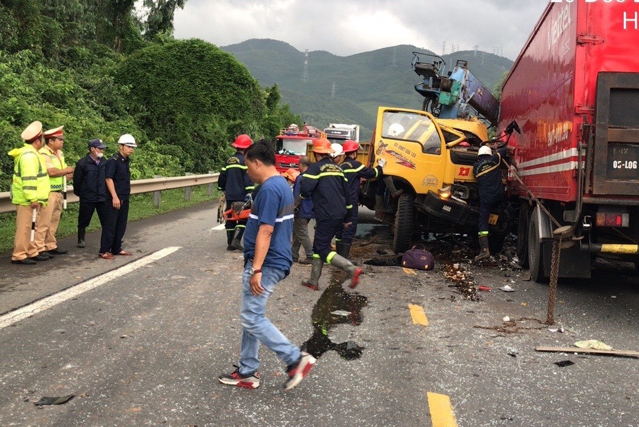 Hai ôtô tải đối đầu trên đường Nam Hải Vân - Túy Loan, 2 người bị thương nặng- Ảnh 9.