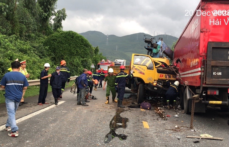 Hai ôtô tải đối đầu trên đường Nam Hải Vân - Túy Loan, 2 người bị thương nặng- Ảnh 1.