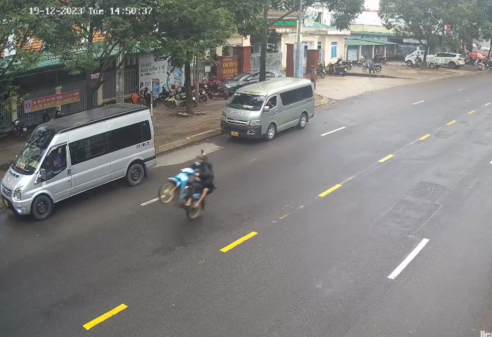 Video hai thanh niên ở Đắk Lắk chạy xe máy bốc đầu trên QL26, dương tính ma tuý- Ảnh 1.