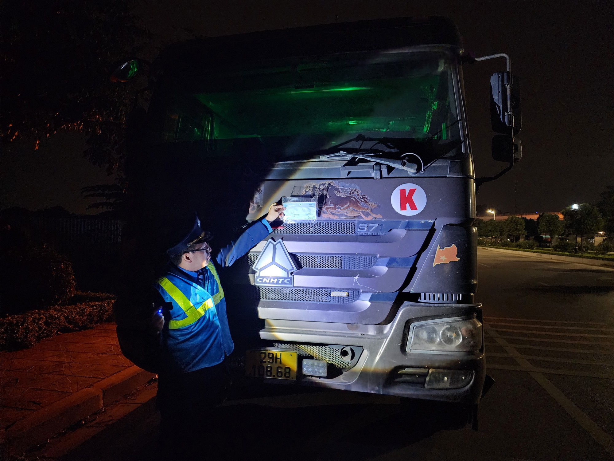 Video TTGT, CSGT xuyên đêm xử lý xe tải "hổ vồ" cơi nới thành thùng, chở quá tải ở Hà Nội - Ảnh 4.