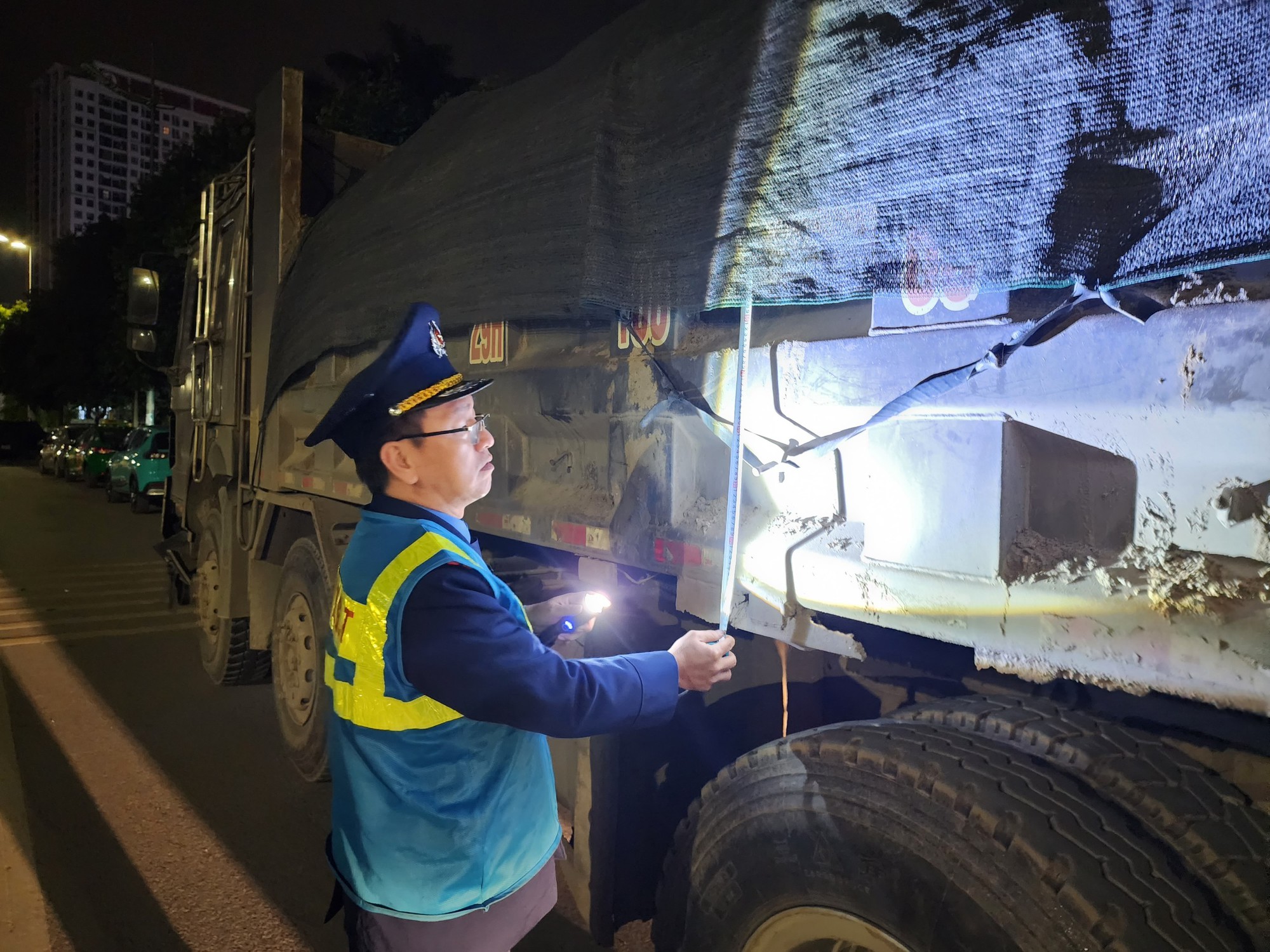 Video TTGT, CSGT xuyên đêm xử lý xe tải "hổ vồ" cơi nới thành thùng, chở quá tải ở Hà Nội - Ảnh 2.