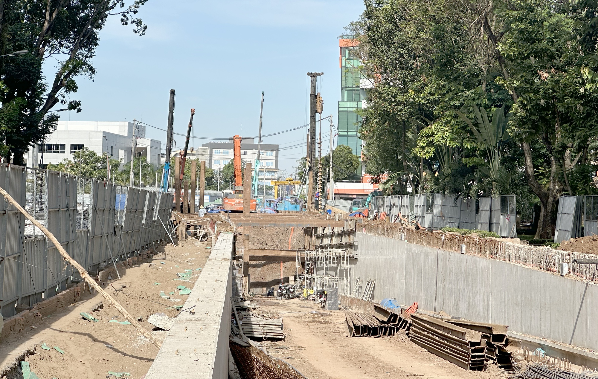 Ảnh: Hối hả thi công dự án hầm chui gần 5.000 tỷ đồng kết nối sân bay Tân Sơn Nhất- Ảnh 1.