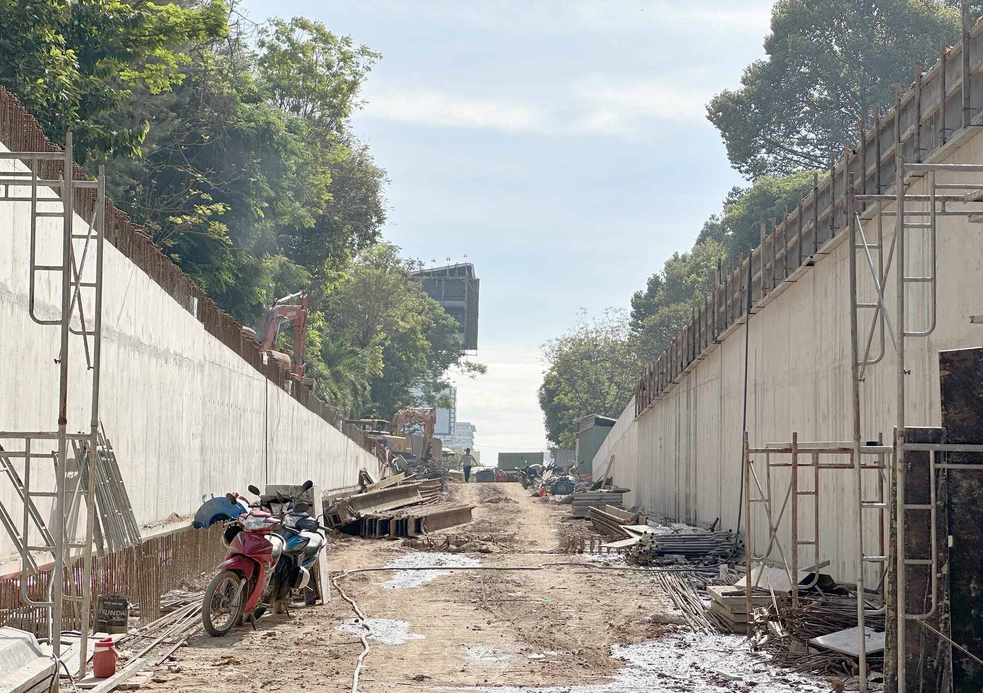 Ảnh: Hối hả thi công dự án hầm chui gần 5.000 tỷ đồng kết nối sân bay Tân Sơn Nhất- Ảnh 3.