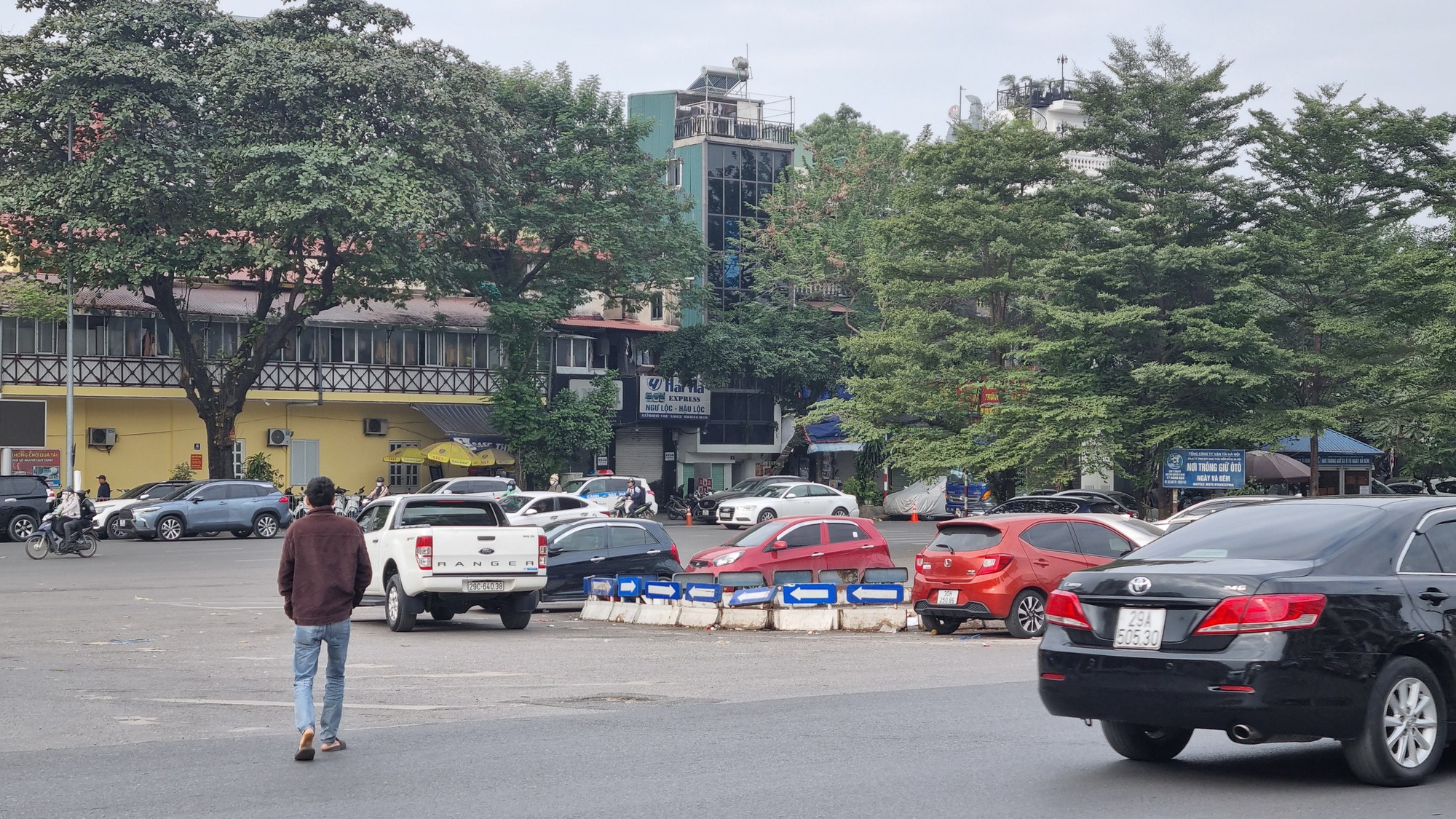 Hà Nội: Biến vòng xuyến thành bãi xe trên đường Trần Nhật Duật- Ảnh 1.