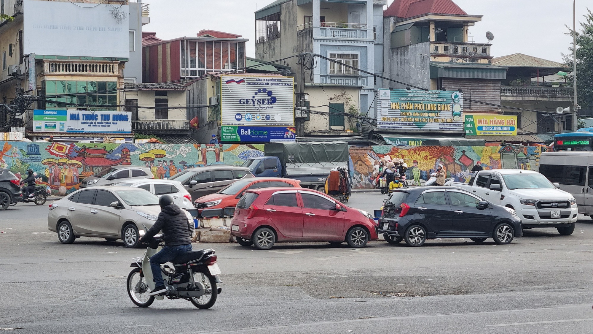 Hà Nội: Biến vòng xuyến thành bãi xe trên đường Trần Nhật Duật- Ảnh 2.