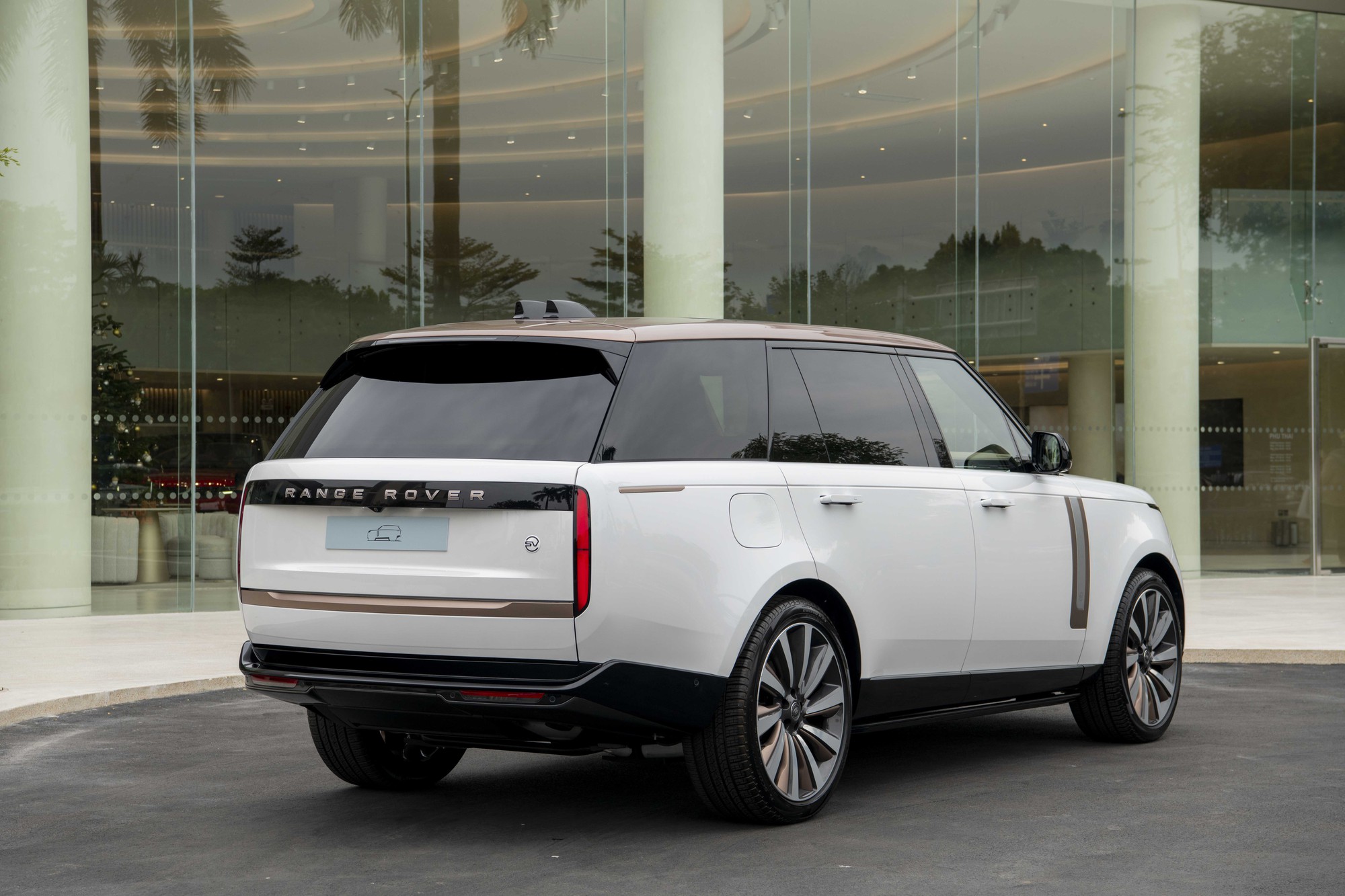 Range Rover SV ra mắt khách Việt, giá bán hơn 25,5 tỷ đồng- Ảnh 3.