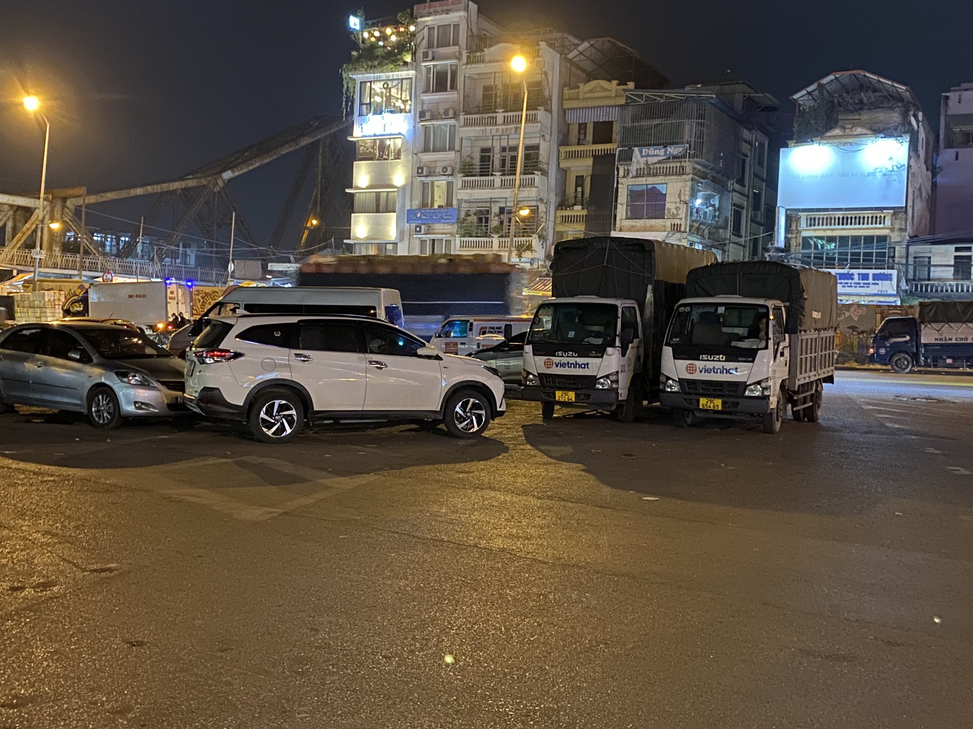 Hà Nội: Biến vòng xuyến thành bãi xe trên đường Trần Nhật Duật- Ảnh 3.
