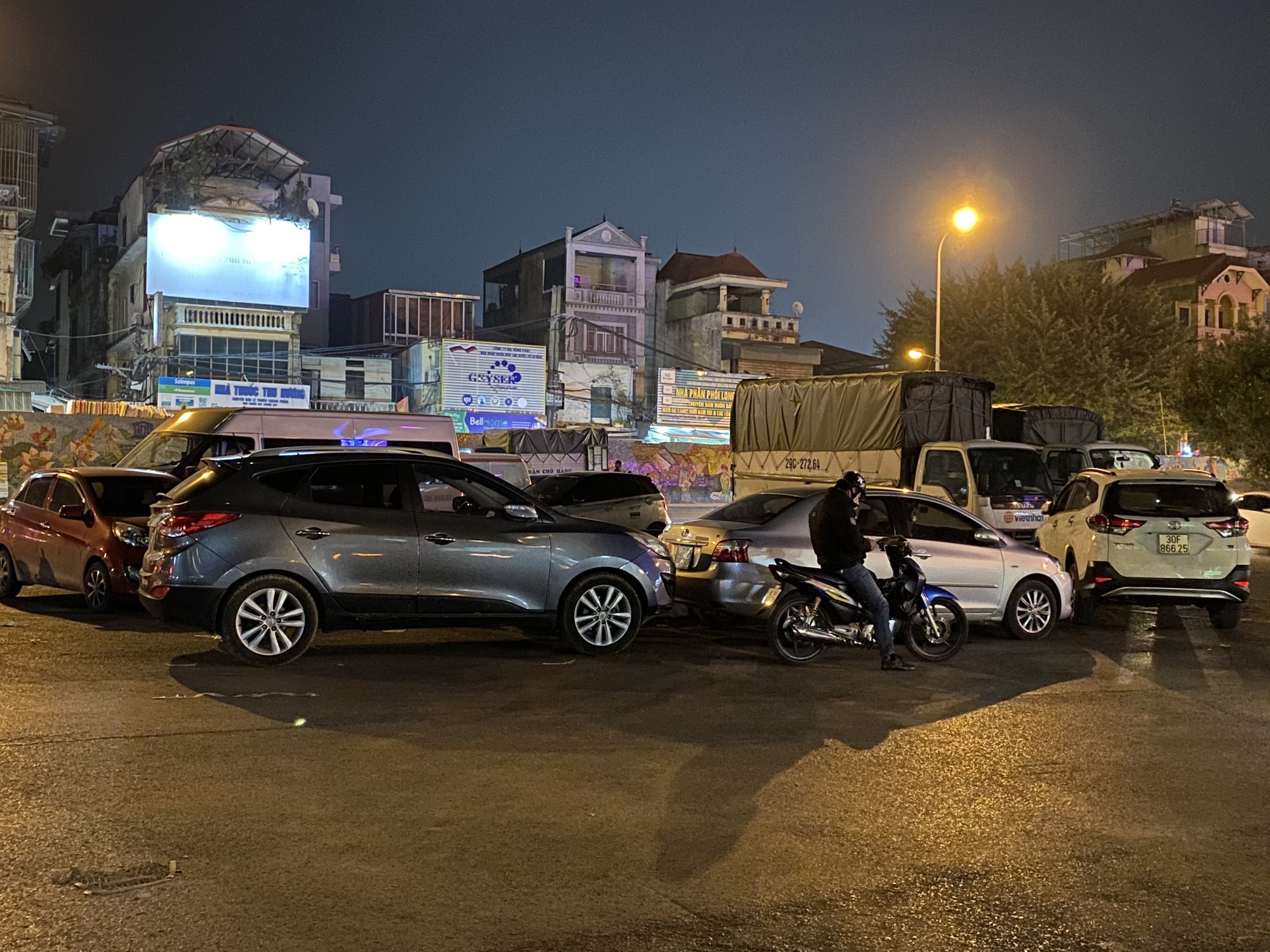 Hà Nội: Biến vòng xuyến thành bãi xe trên đường Trần Nhật Duật- Ảnh 4.