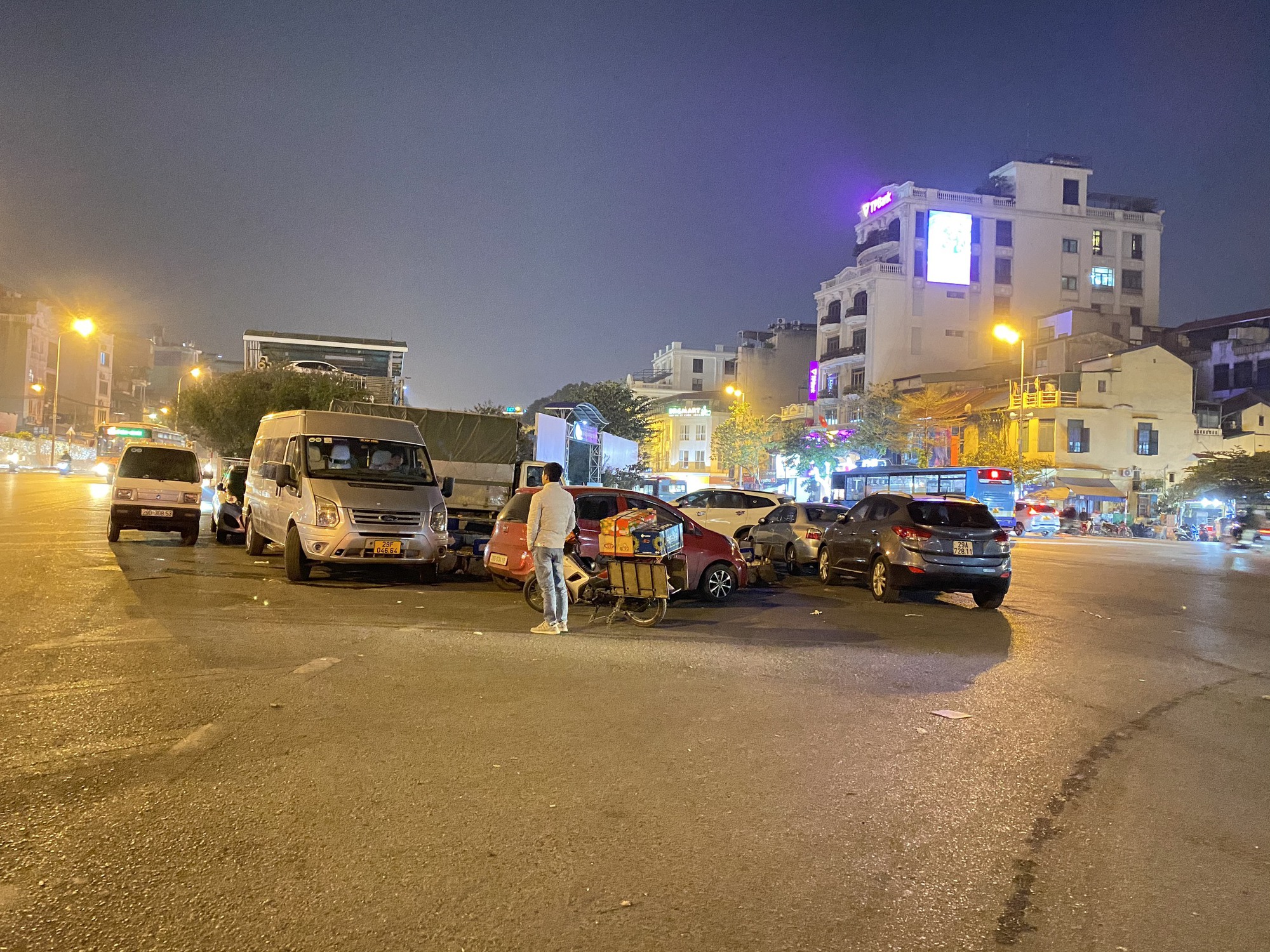 Hà Nội: Biến vòng xuyến thành bãi xe trên đường Trần Nhật Duật- Ảnh 6.
