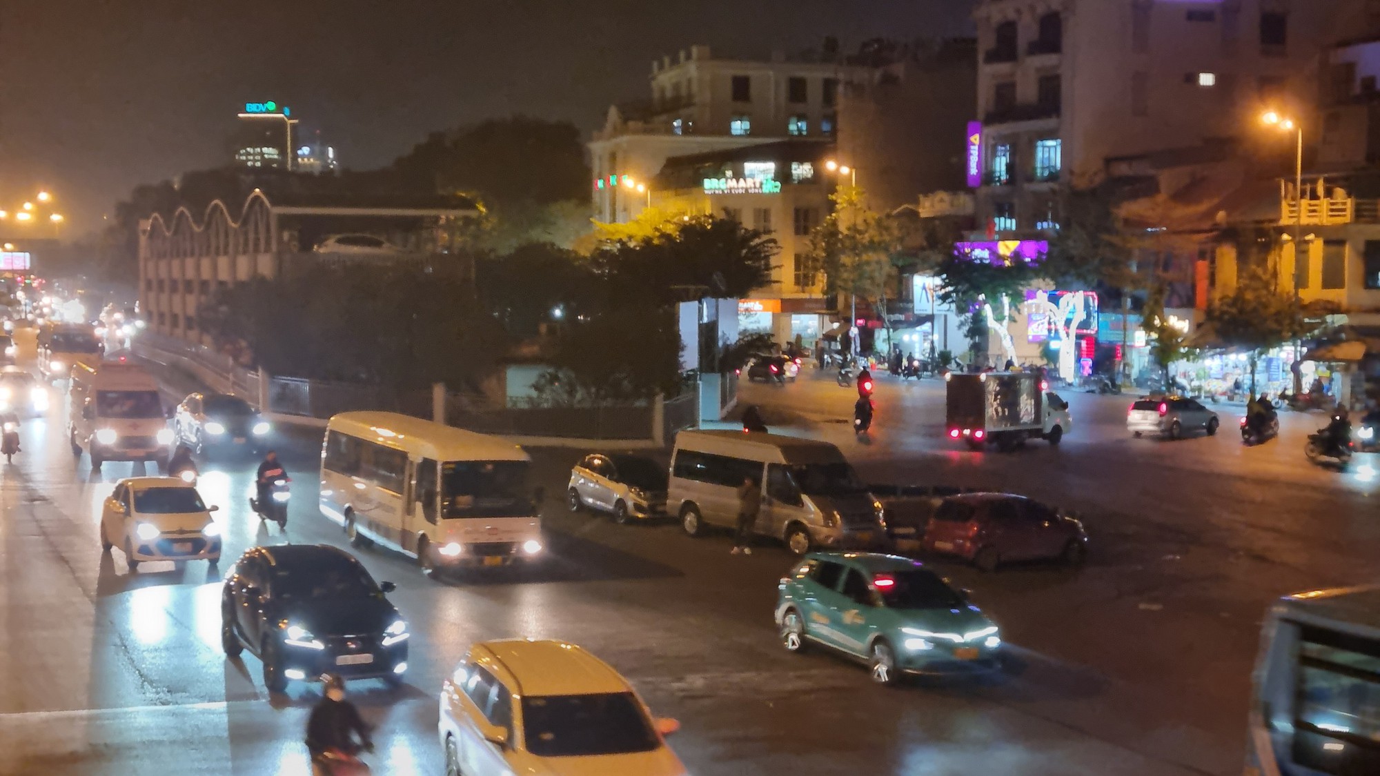 Hà Nội: Biến vòng xuyến thành bãi xe trên đường Trần Nhật Duật- Ảnh 5.