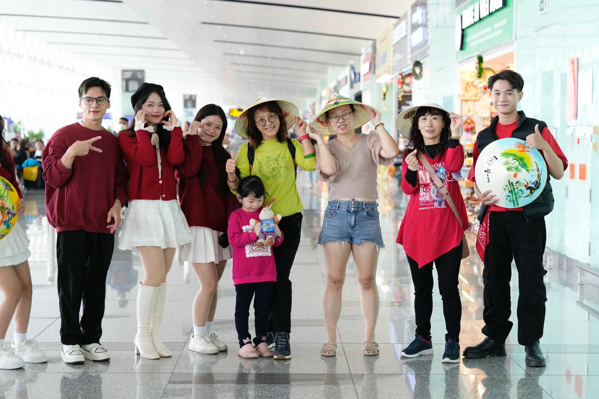 Chùm ảnh: Khách nước ngoài bất ngờ khi được tặng quà Giáng sinh ngay tại sân bay Nội Bài- Ảnh 9.