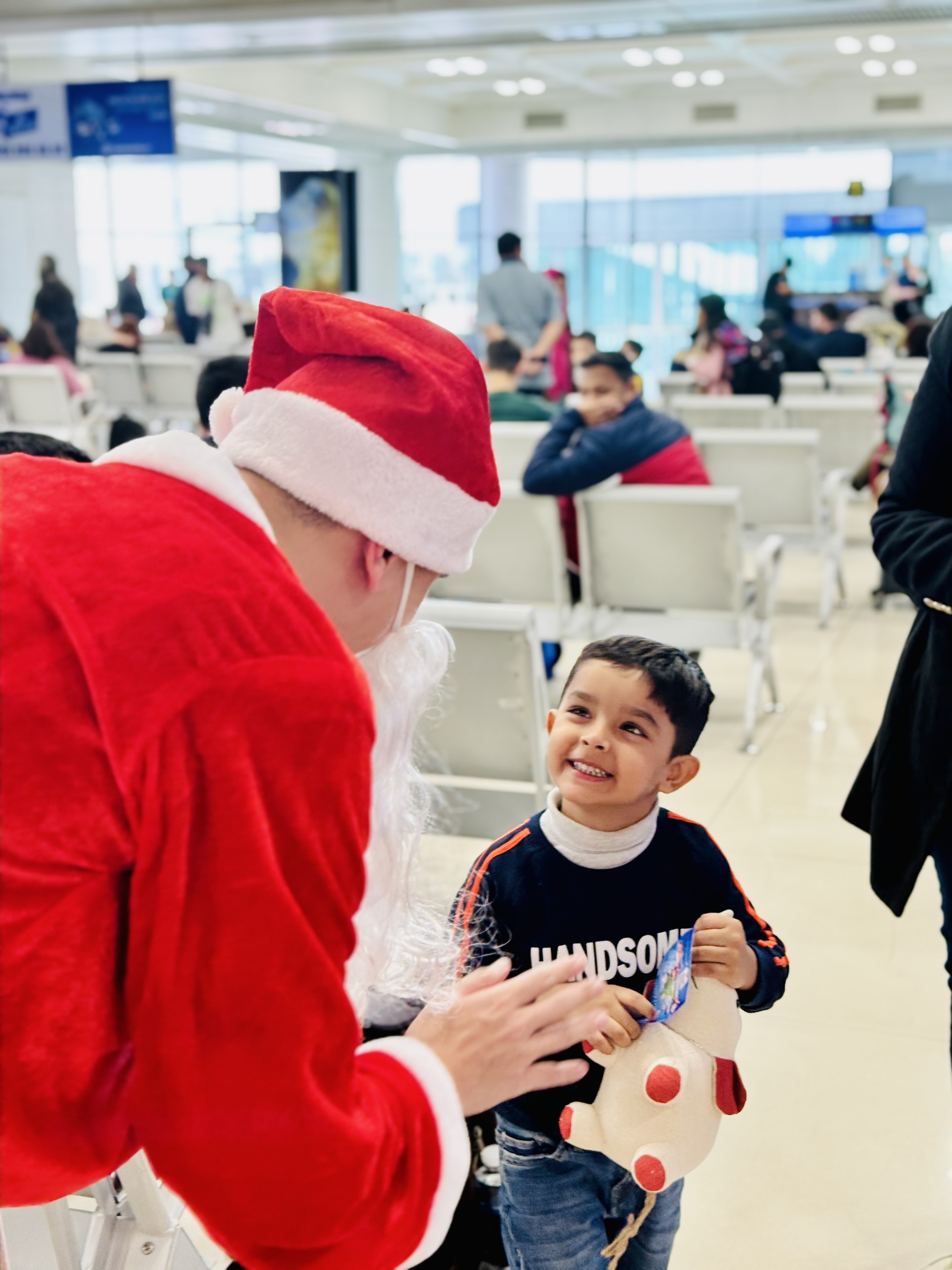 Chùm ảnh: Khách nước ngoài bất ngờ khi được tặng quà Giáng sinh ngay tại sân bay Nội Bài- Ảnh 10.