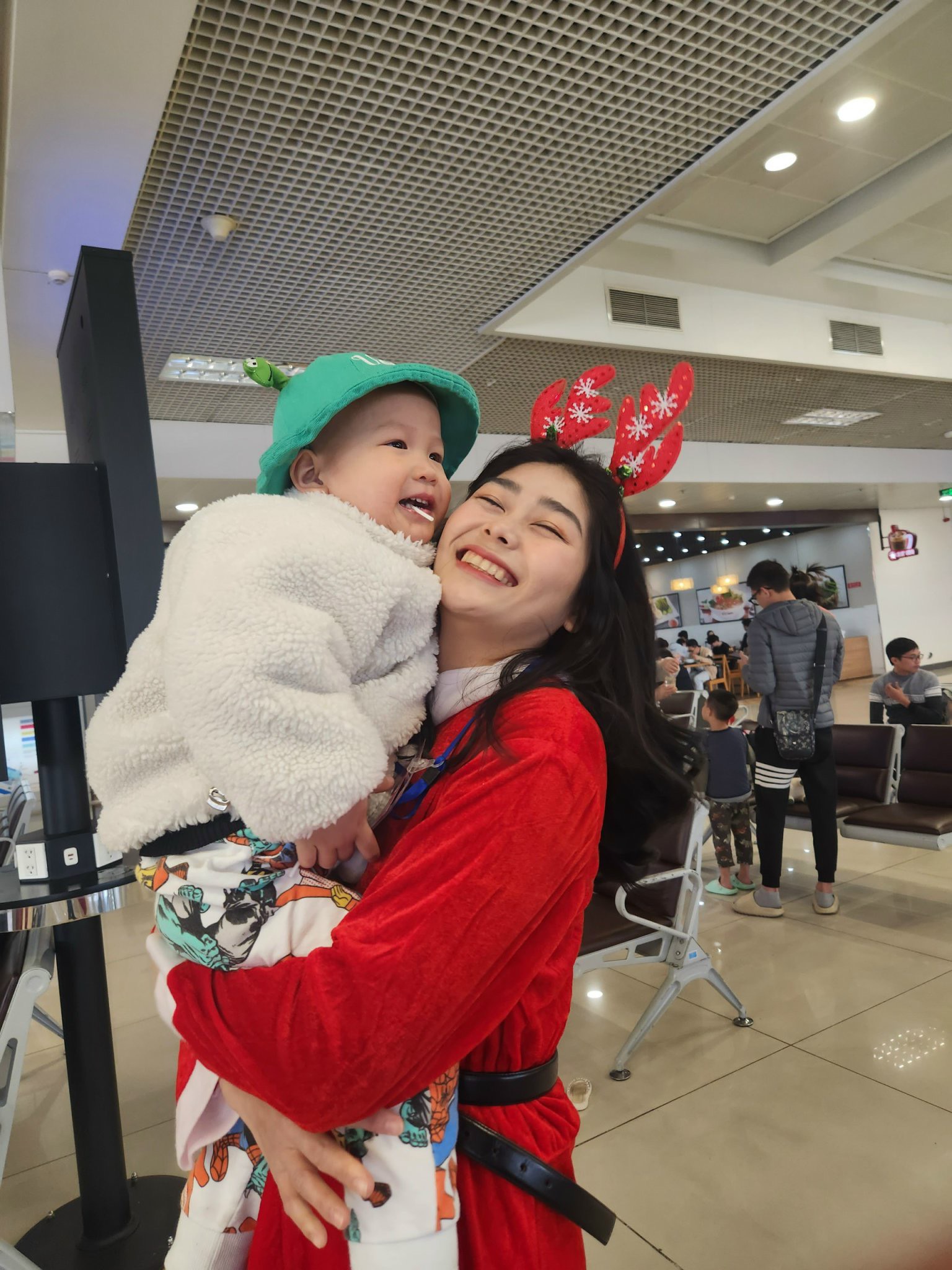 Chùm ảnh: Khách nước ngoài bất ngờ khi được tặng quà Giáng sinh ngay tại sân bay Nội Bài- Ảnh 14.