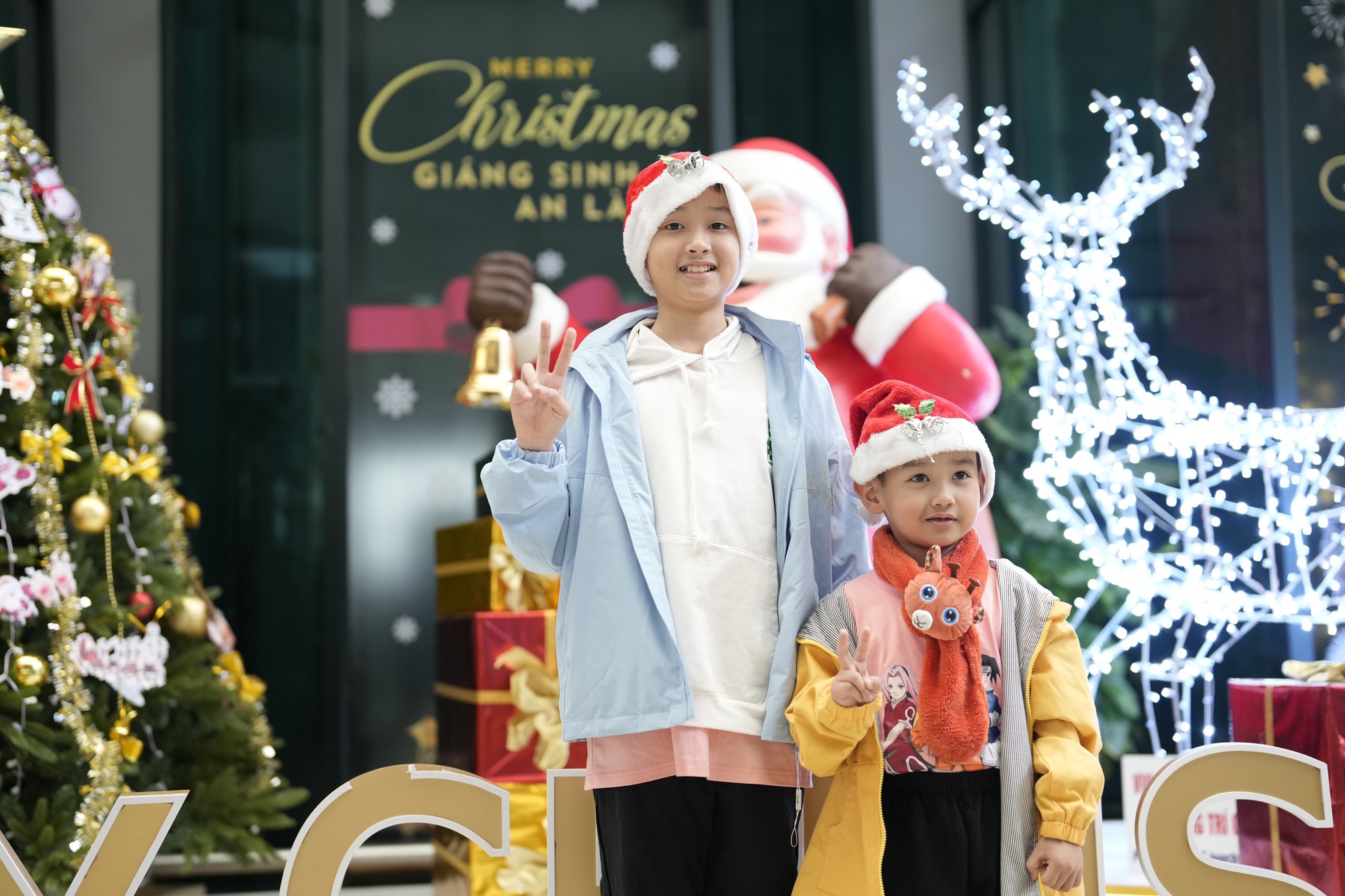 Chùm ảnh: Khách nước ngoài bất ngờ khi được tặng quà Giáng sinh ngay tại sân bay Nội Bài- Ảnh 12.