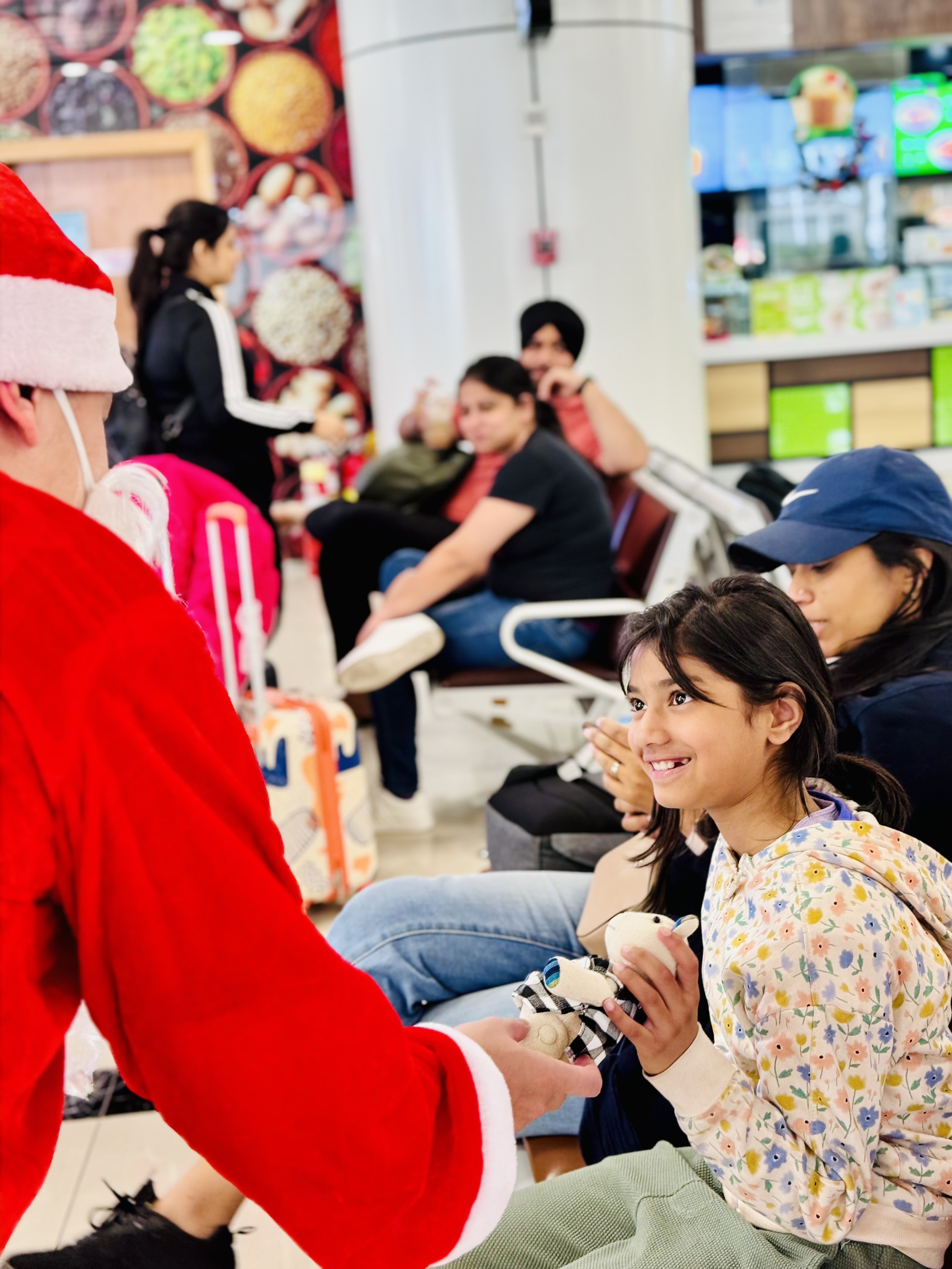 Chùm ảnh: Khách nước ngoài bất ngờ khi được tặng quà Giáng sinh ngay tại sân bay Nội Bài- Ảnh 11.