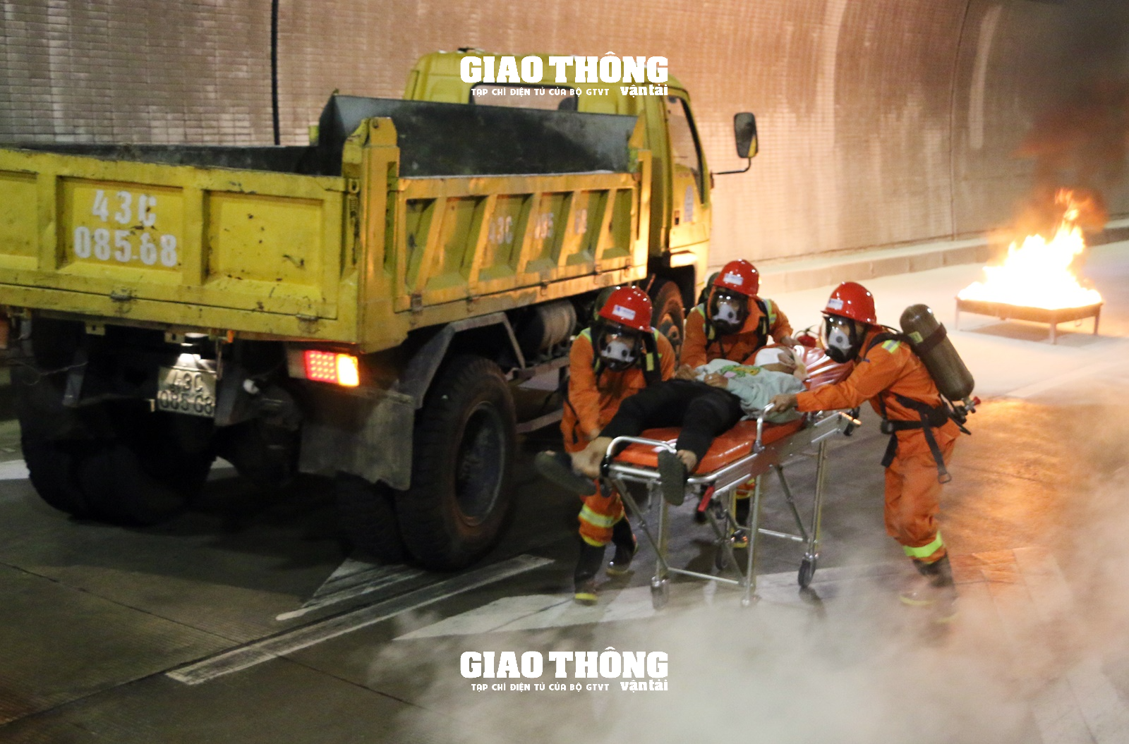 Cận cảnh diễn tập cứu hộ, cứu nạn tai nạn xe bốc cháy trong hầm Hải Vân- Ảnh 1.