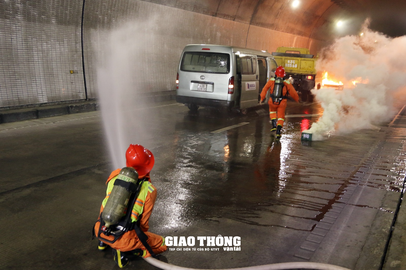 Cận cảnh diễn tập cứu hộ, cứu nạn tai nạn xe bốc cháy trong hầm Hải Vân- Ảnh 4.