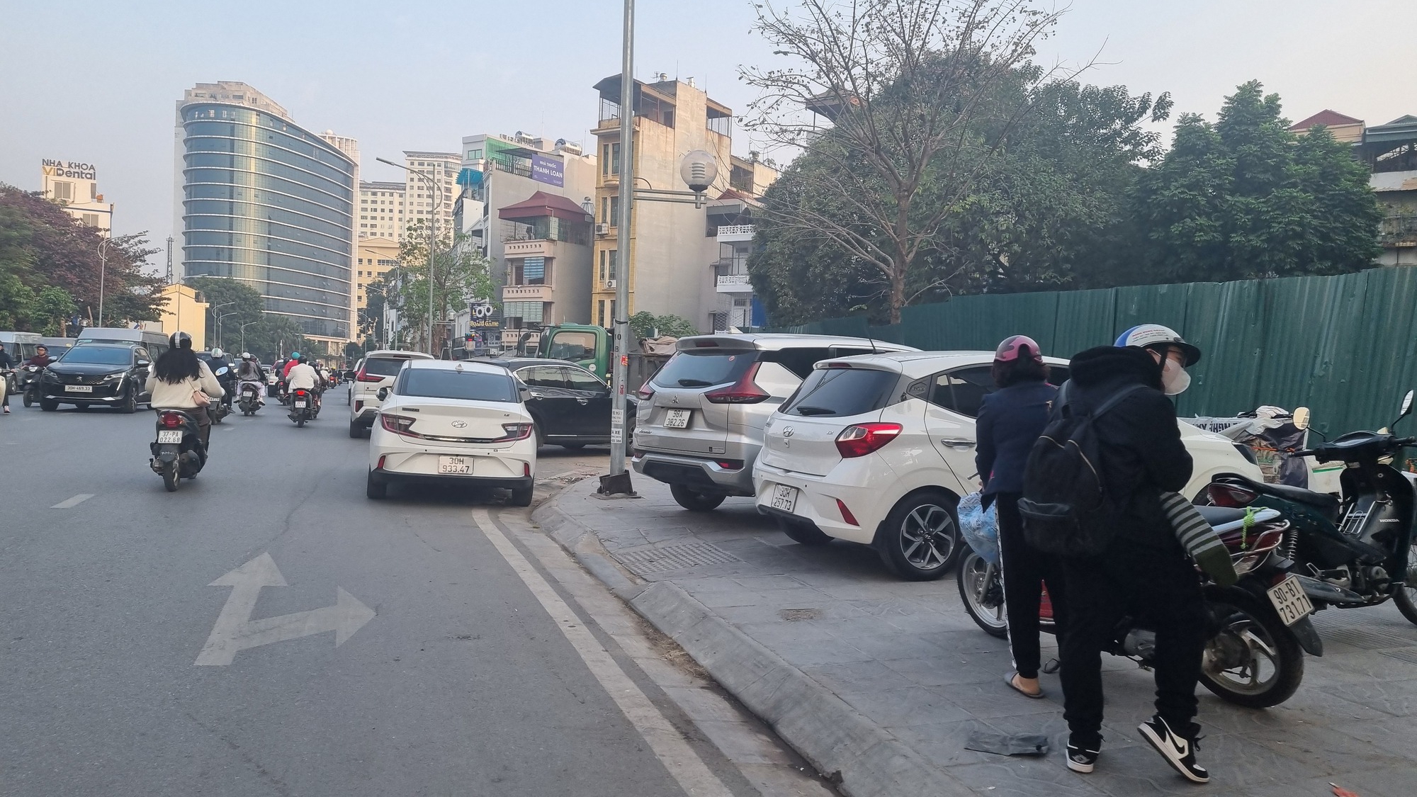 Hà Nội: Mất trật tự đô thị trên tuyến đường mới mở- Ảnh 2.