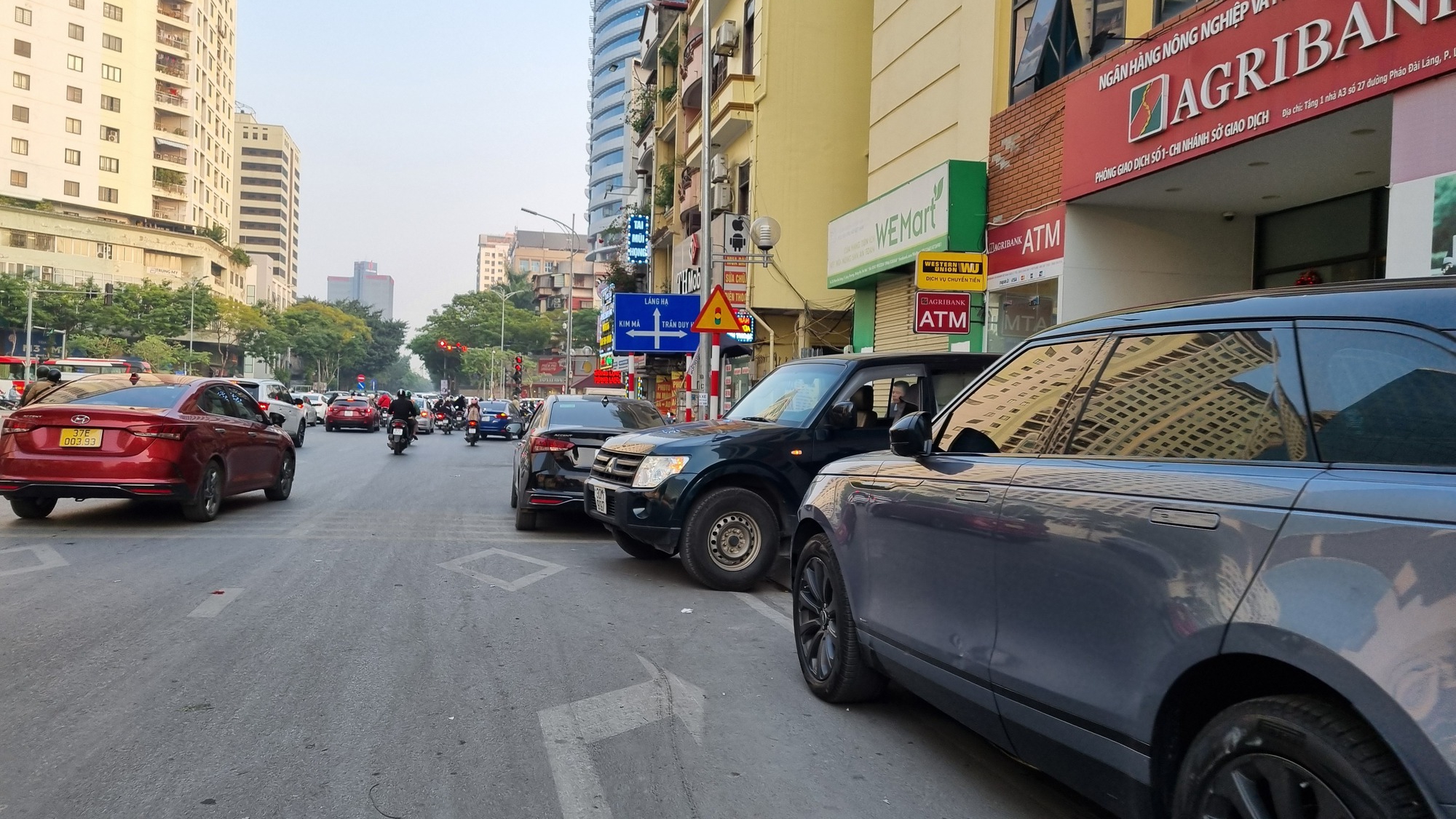 Hà Nội: Mất trật tự đô thị trên tuyến đường mới mở- Ảnh 3.
