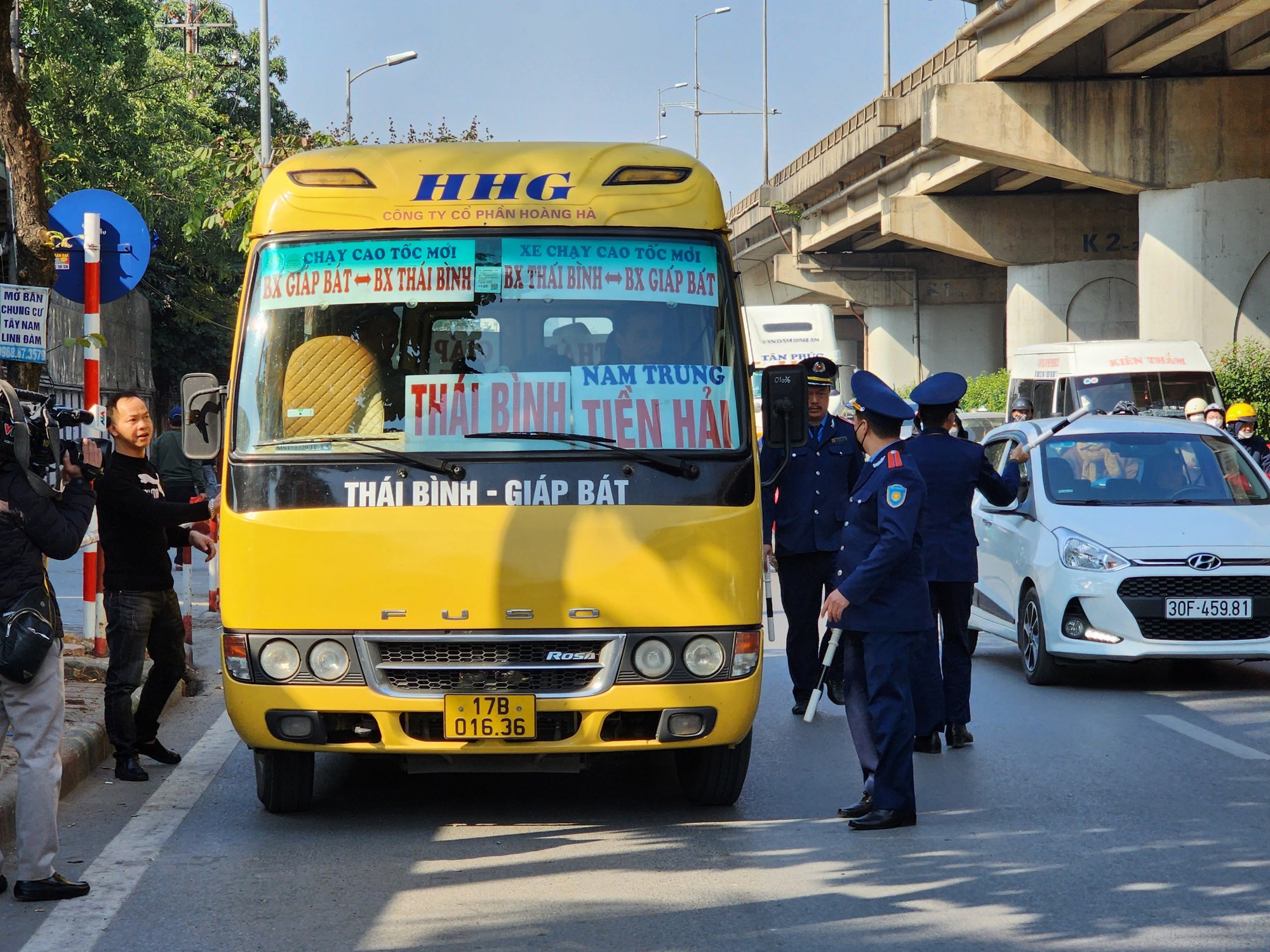 Các bến xe ở Hà Nội đảm bảo phương tiện phục vụ nhân dân đi lại dịp tết Dương lịch- Ảnh 2.