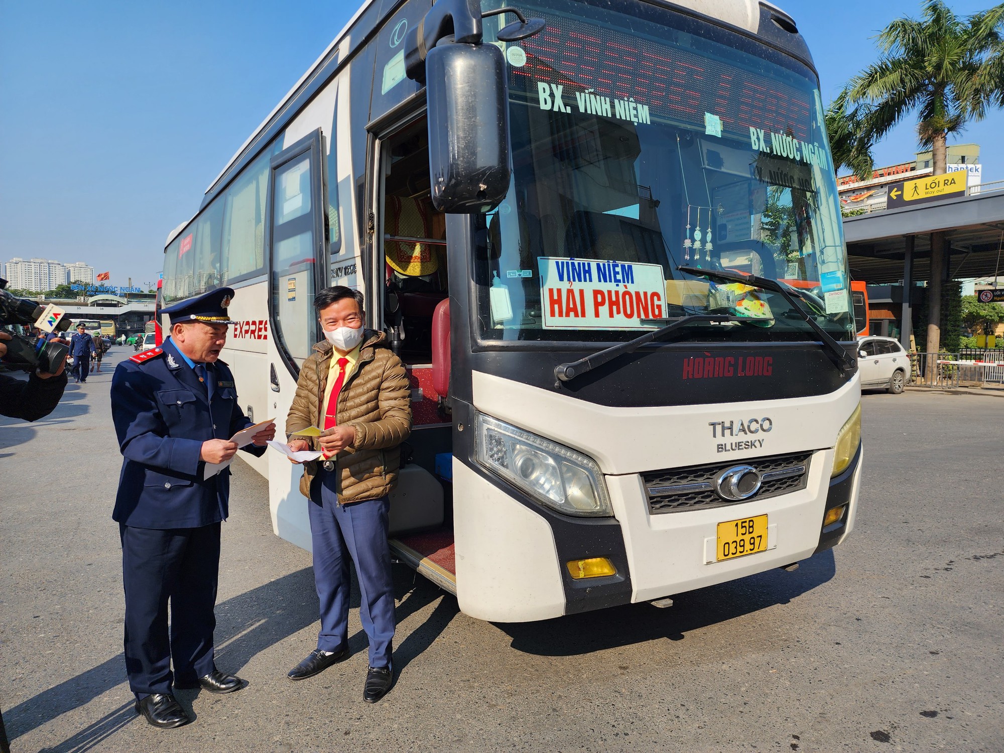 Các bến xe ở Hà Nội đảm bảo phương tiện phục vụ nhân dân đi lại dịp tết Dương lịch- Ảnh 1.