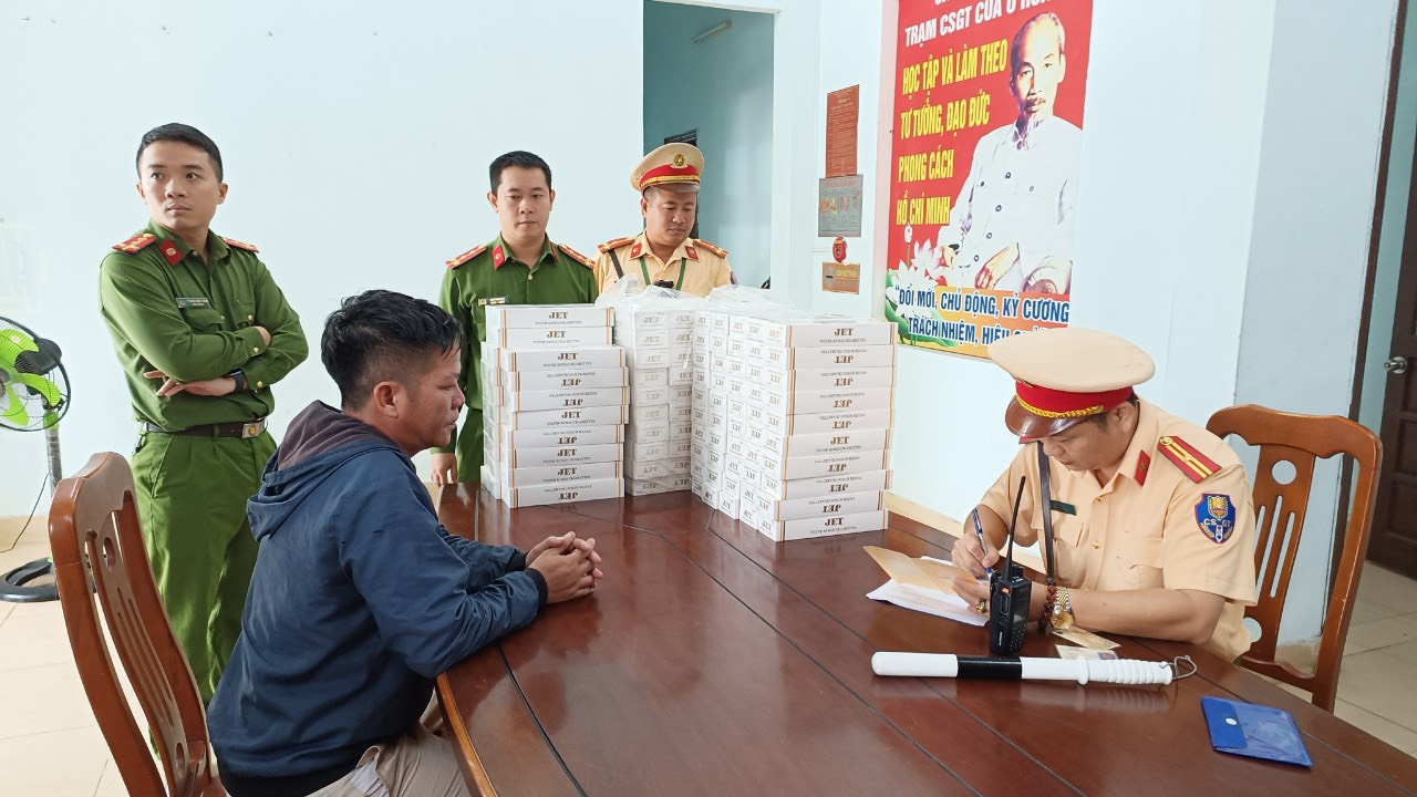 Kiểm tra xe khách, CSGT Đà Nẵng phát hiện nhiều hàng lậu- Ảnh 1.
